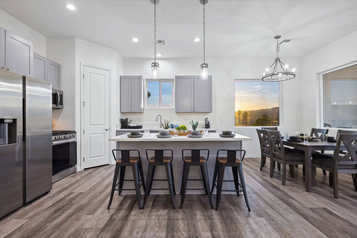 New-build 2bd 2ba Sleeps 10 Water Views 11