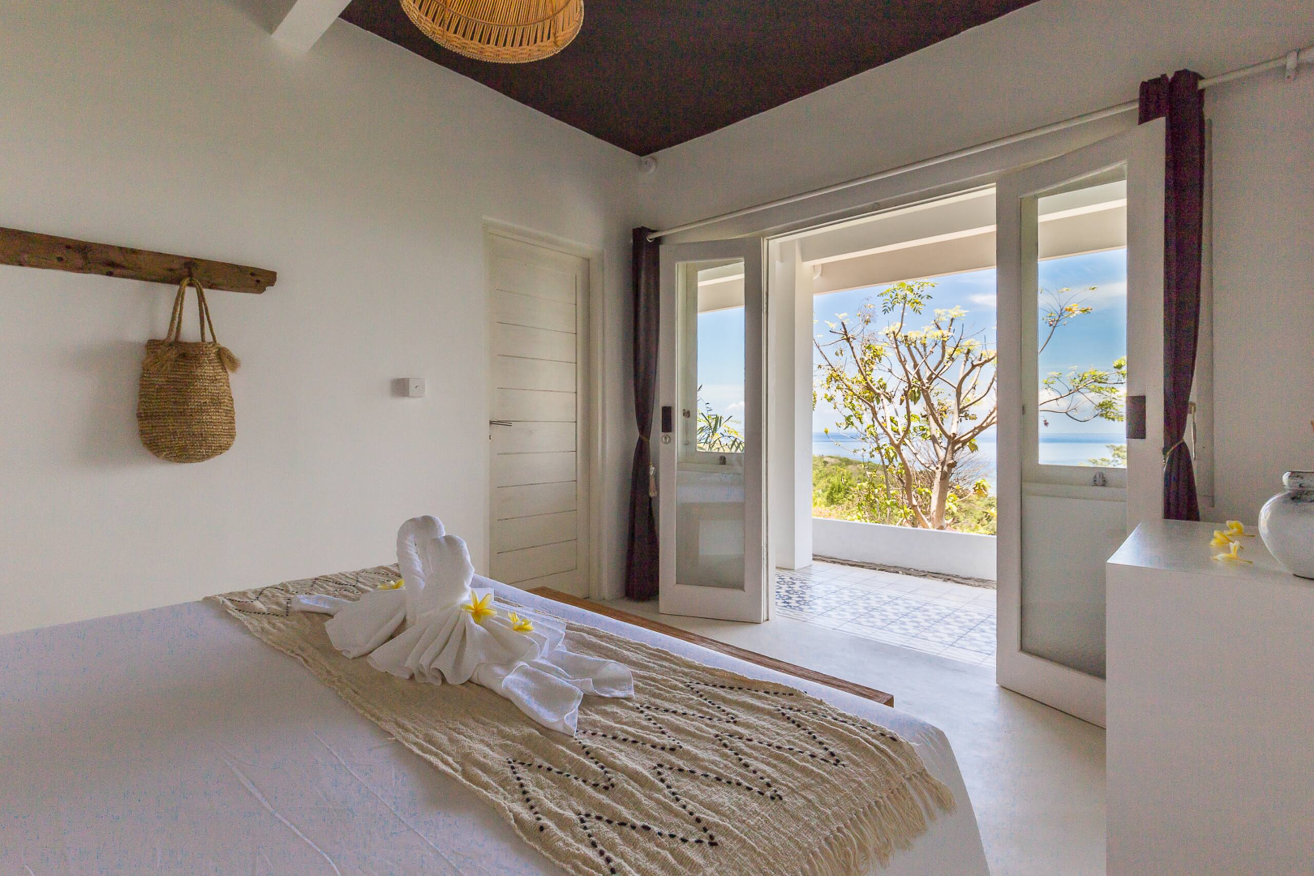 Clifftop villa with Ocean, volcanos & lagoon Views 35