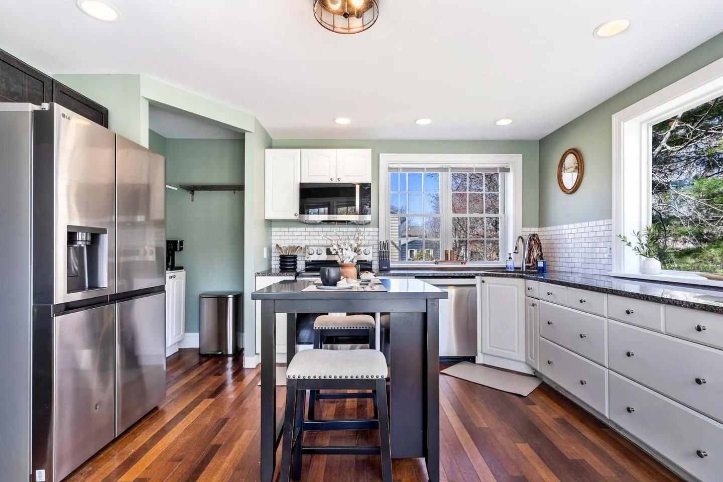 20 Min 2 Portland | Deck, Grill & Firepit | DogsOK — photo 3