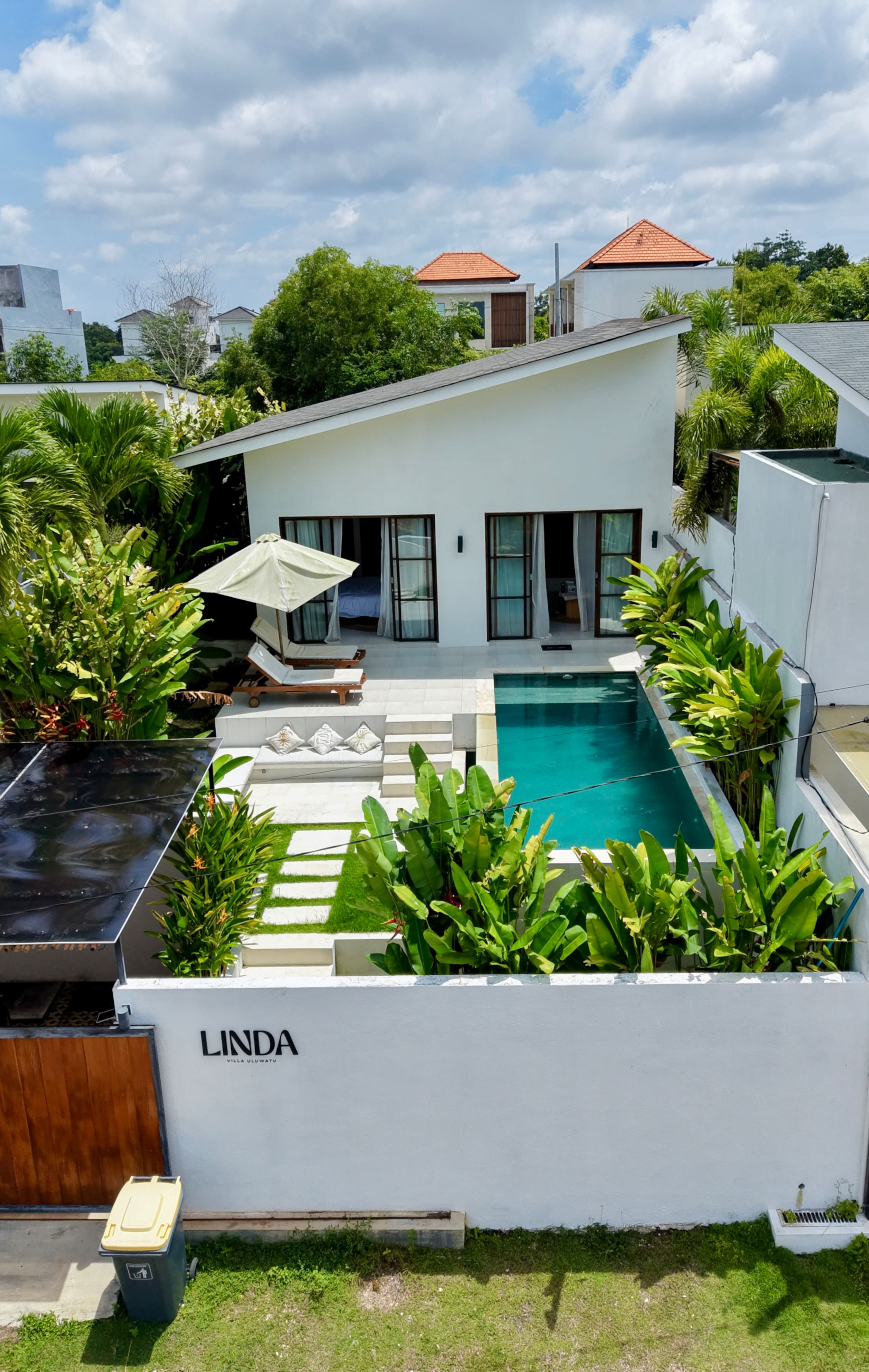 Luxury Villa with Private Pool & Garden — photo 1