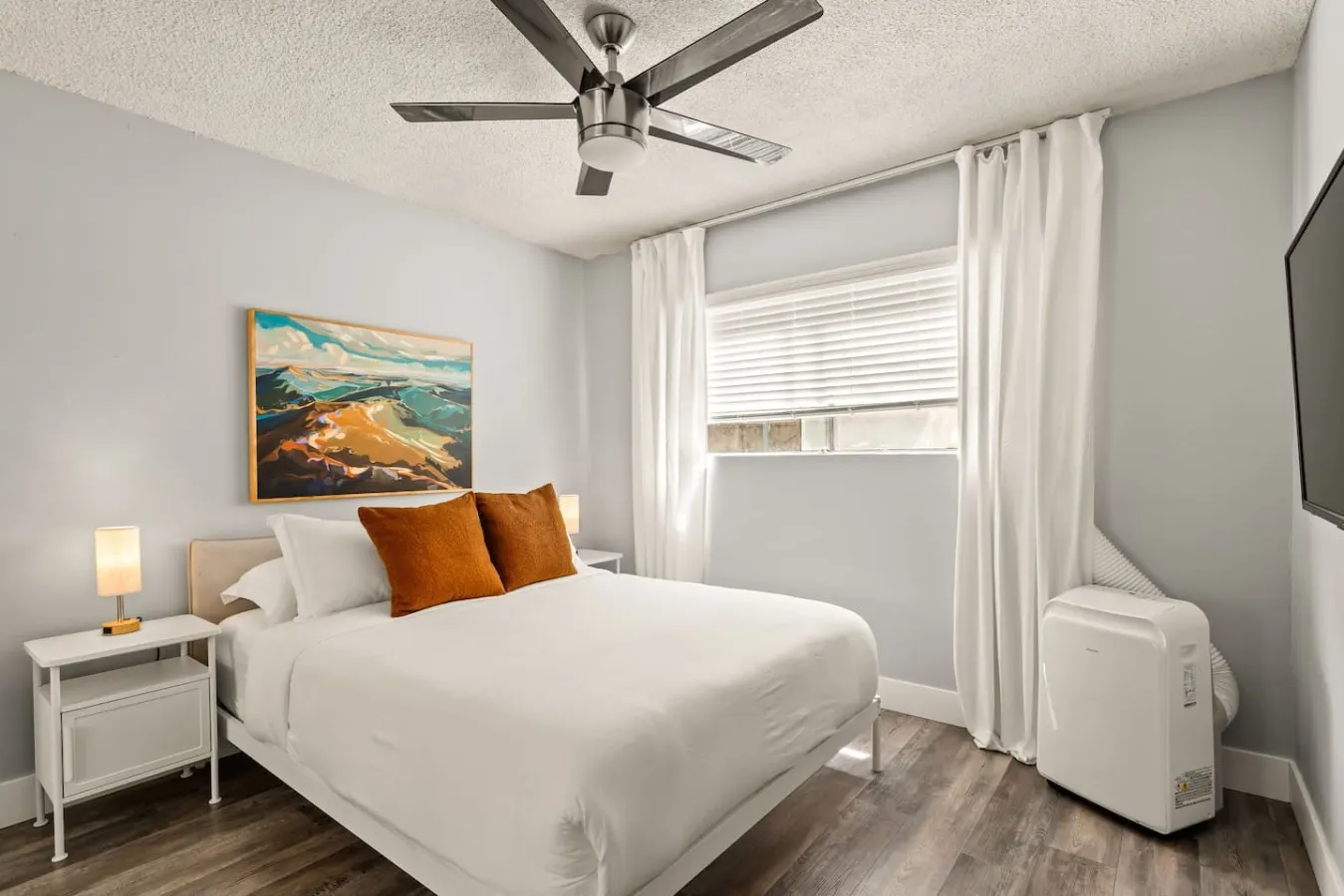 Long Beach 2BR | 2 Parking Spaces + Laundry — photo 2
