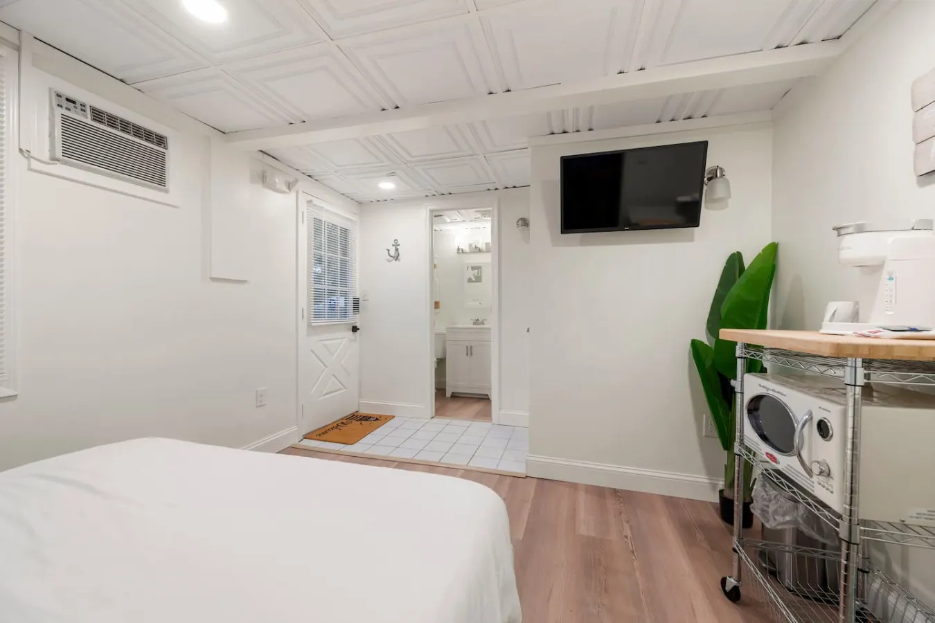 Cozy Beach Studio, Queen Bed | The Beachside Co. #6