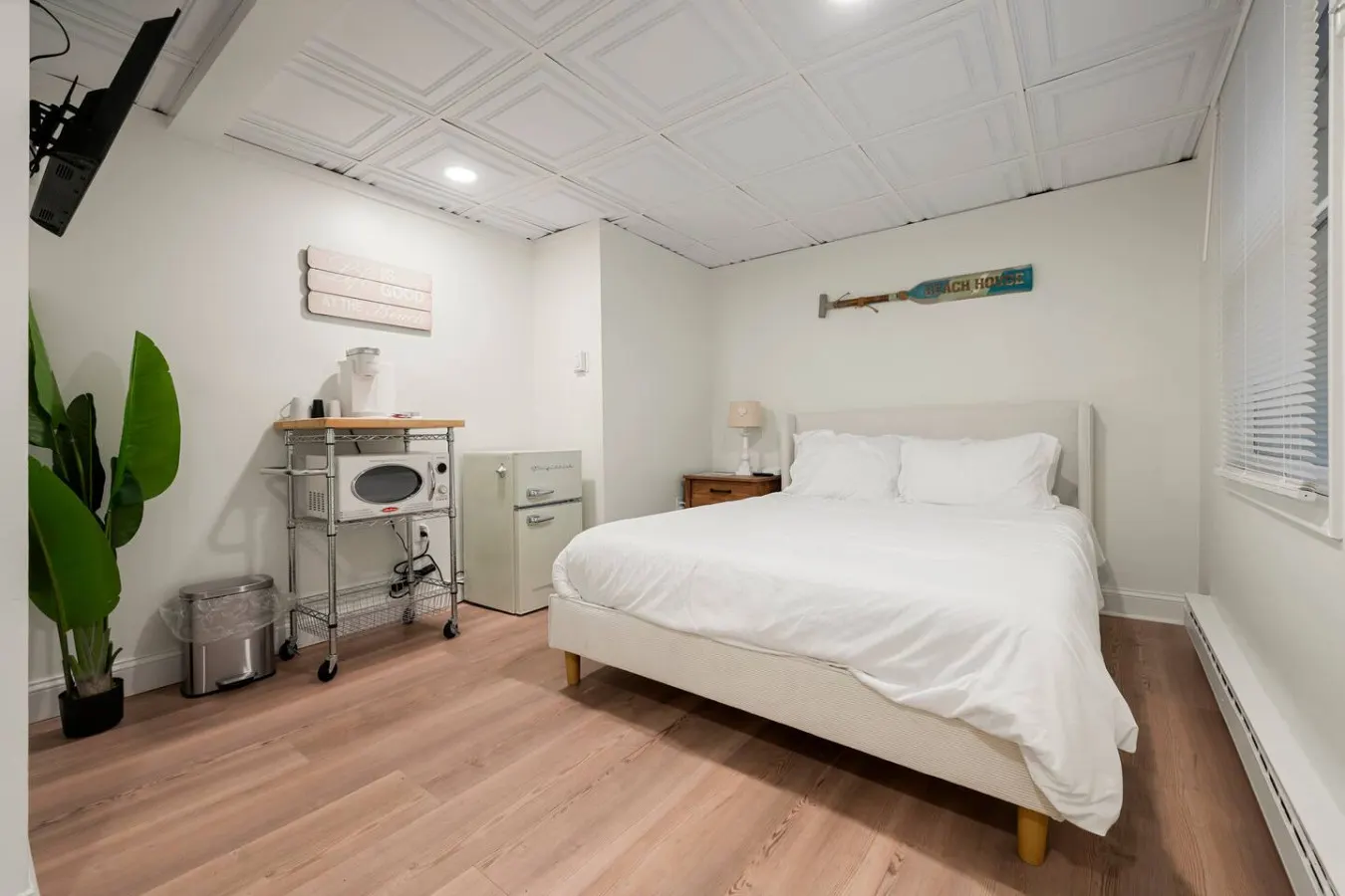 Cozy Beach Studio, Queen Bed | The Beachside Co. #6 — photo 2