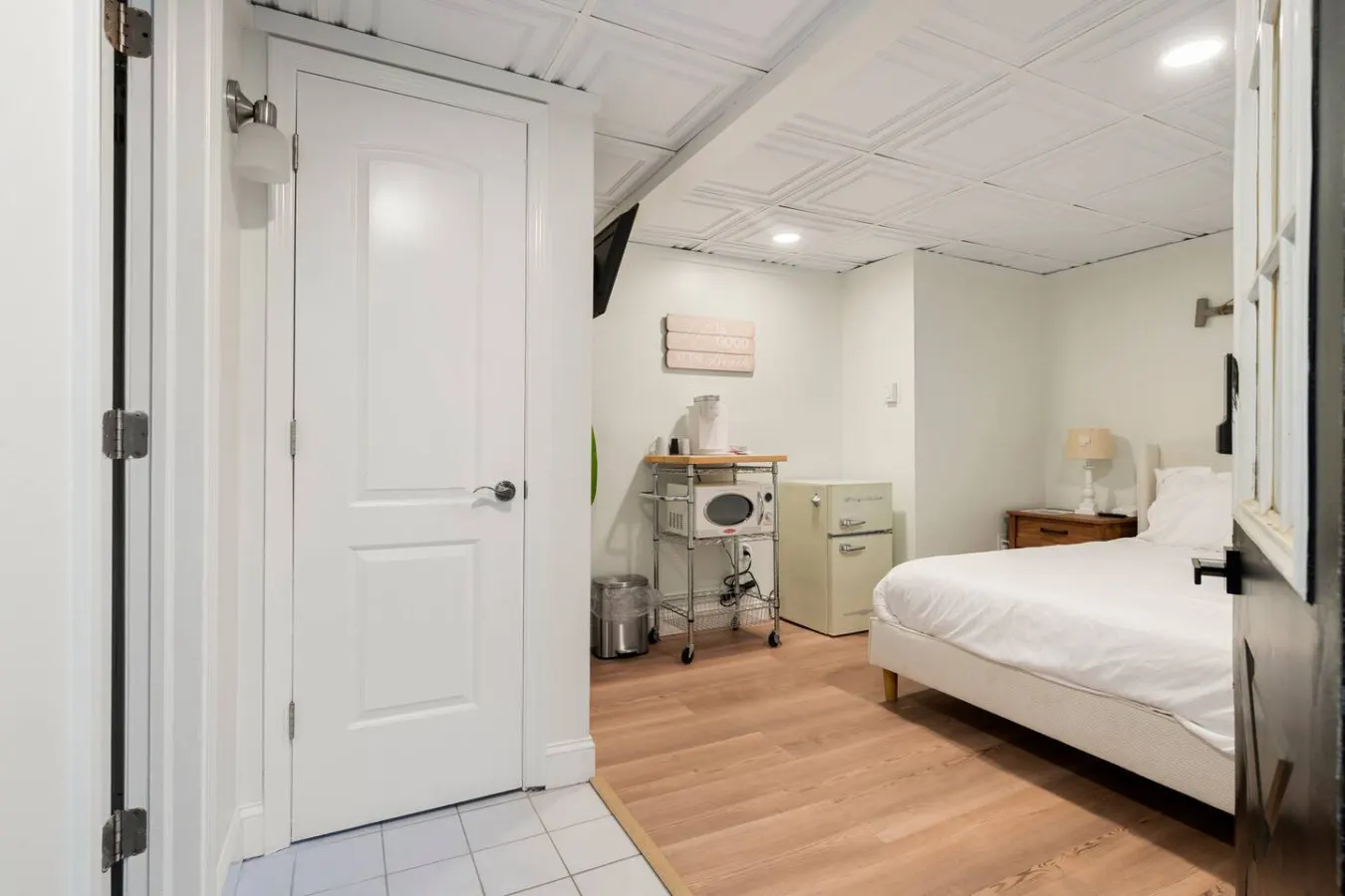 Cozy Beach Studio, Queen Bed | The Beachside Co. #6 — photo 3