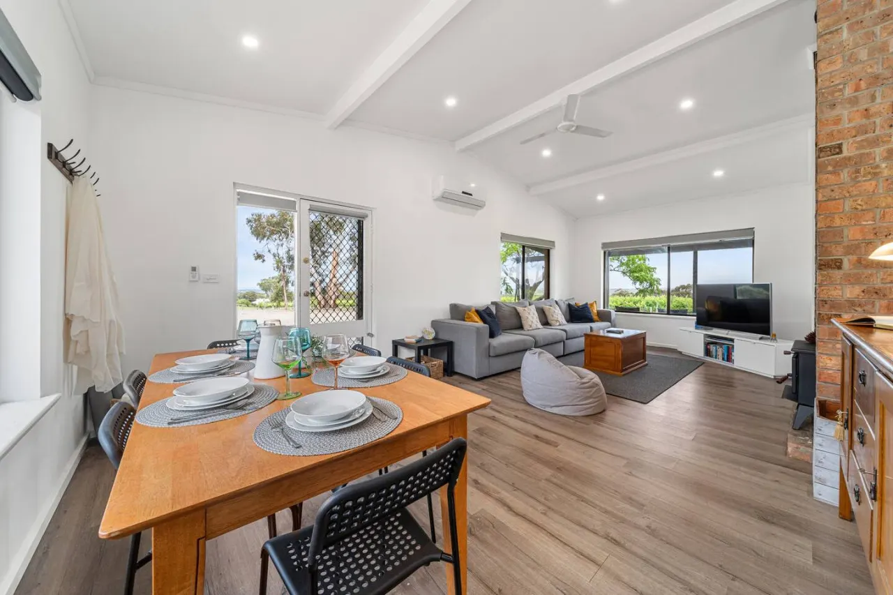 Willunga House - A Scenic Wine Region Stay 10