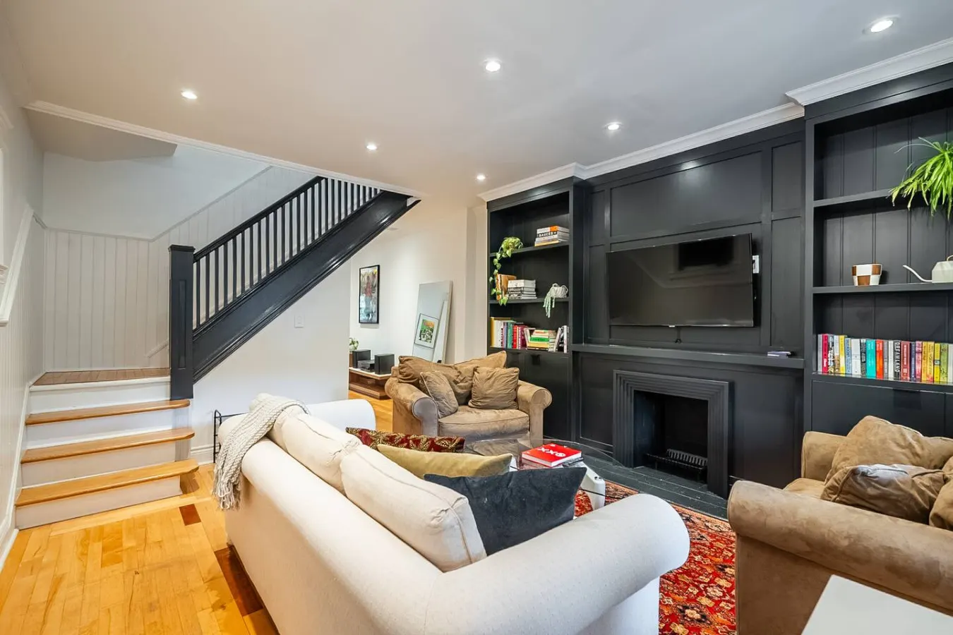 Designer 2BR Home Office & Deck Wychwood Area 10