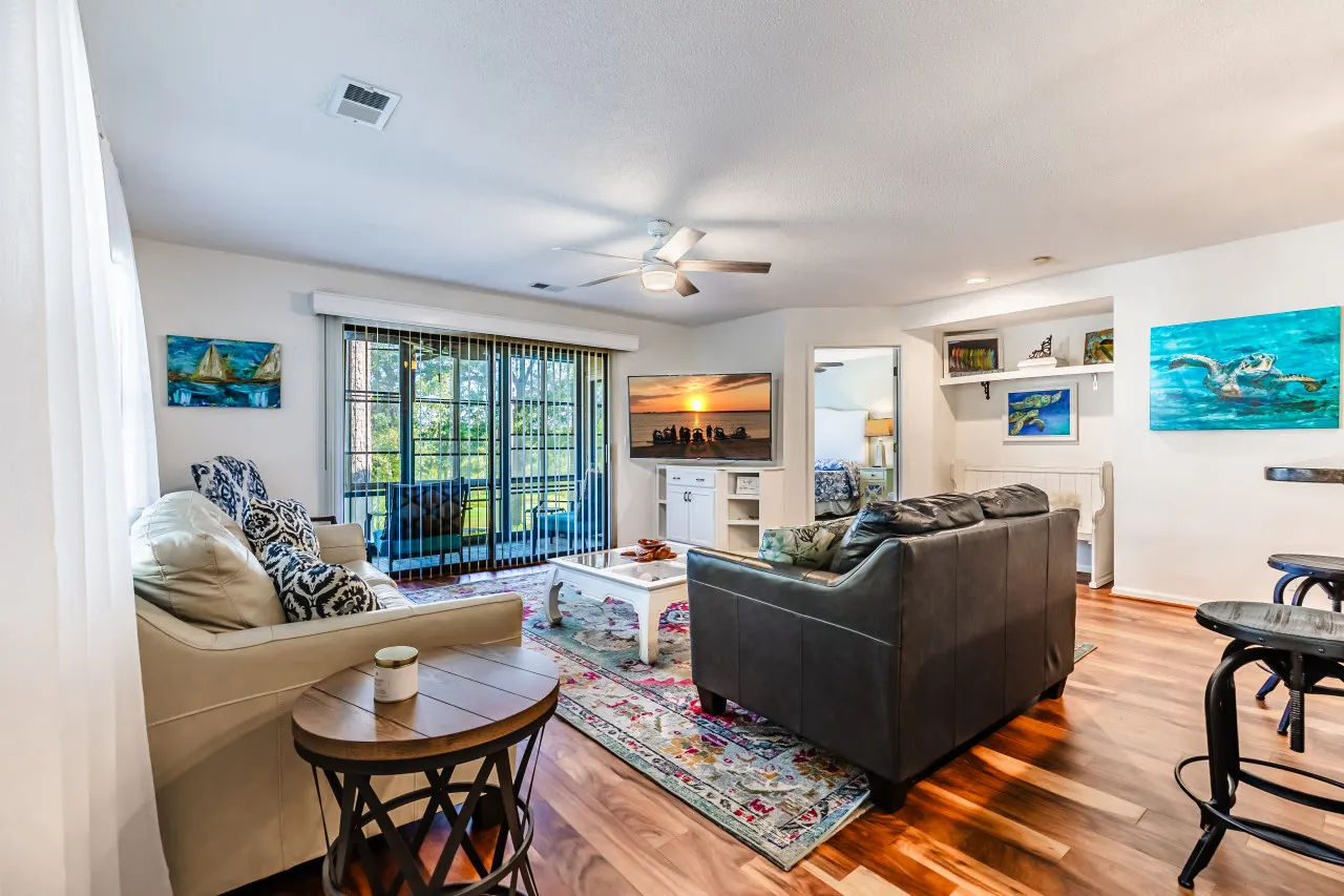 Close to the Beach : Turtle Cove Haven: Your Coastal Escape