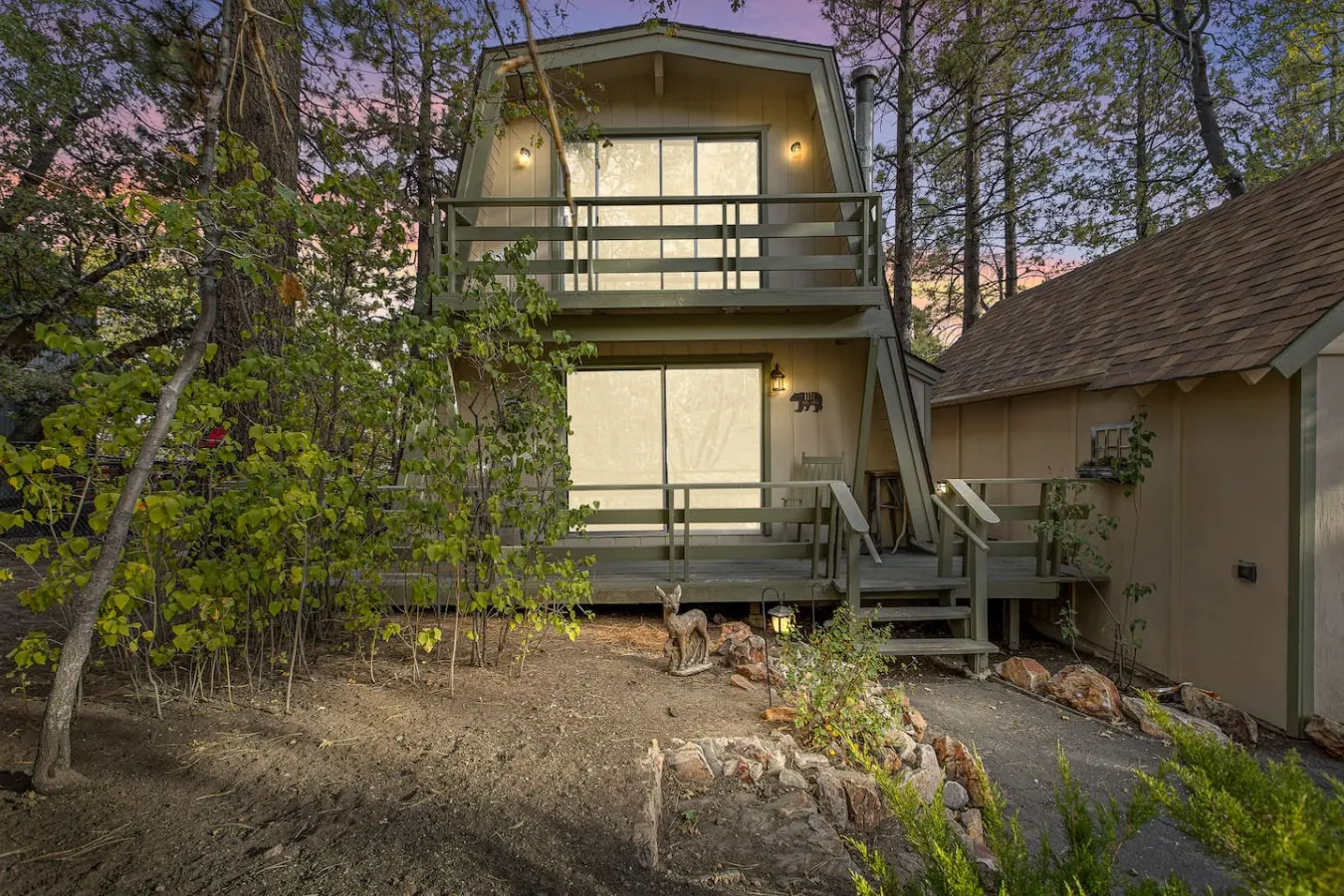 Alta Vista Gambrel Cabin w Hot Tub in Moonridge