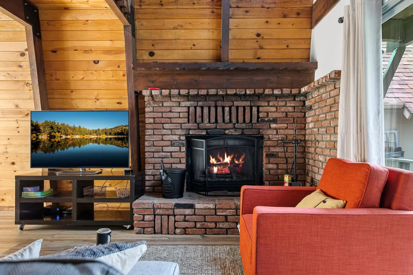 Alta Vista Gambrel Cabin w Hot Tub in Moonridge 11