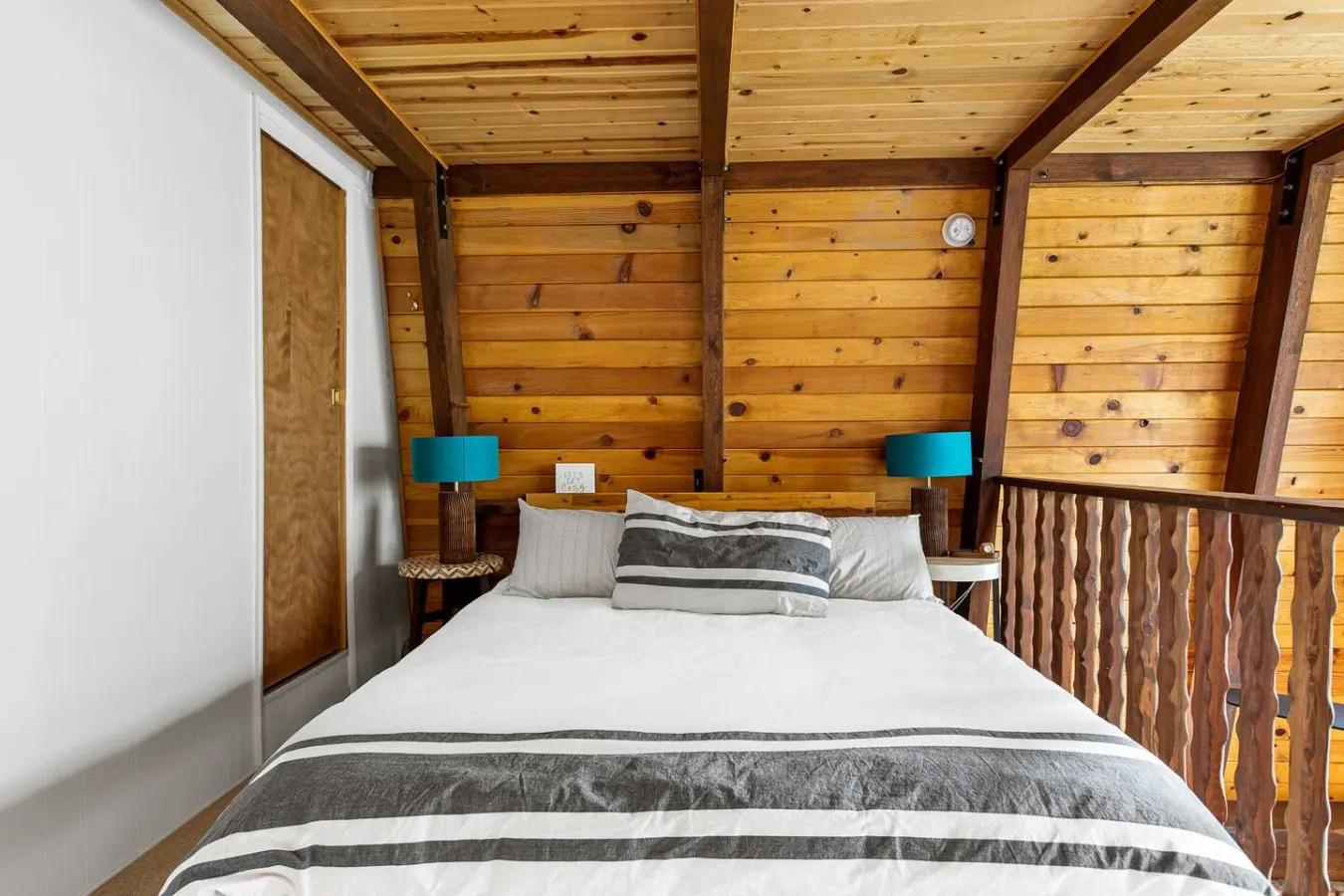 Alta Vista Gambrel Cabin w Hot Tub in Moonridge 15