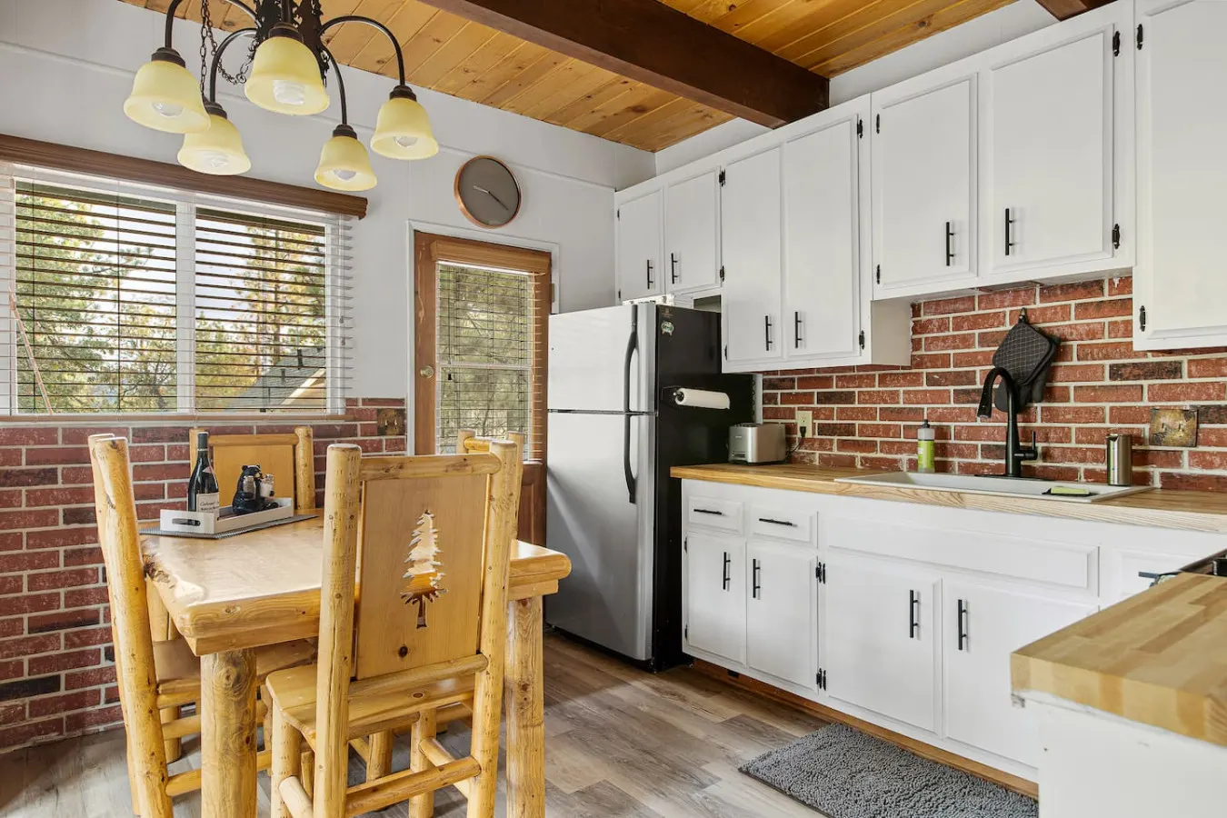 Alta Vista Gambrel Cabin w Hot Tub in Moonridge 8