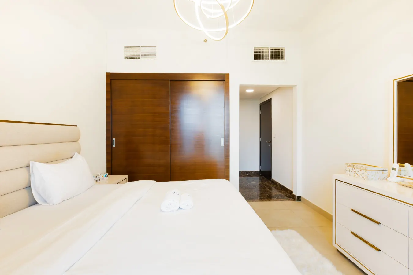 Stunning 1BR with Breathtaking Views of Dubai Marina 11