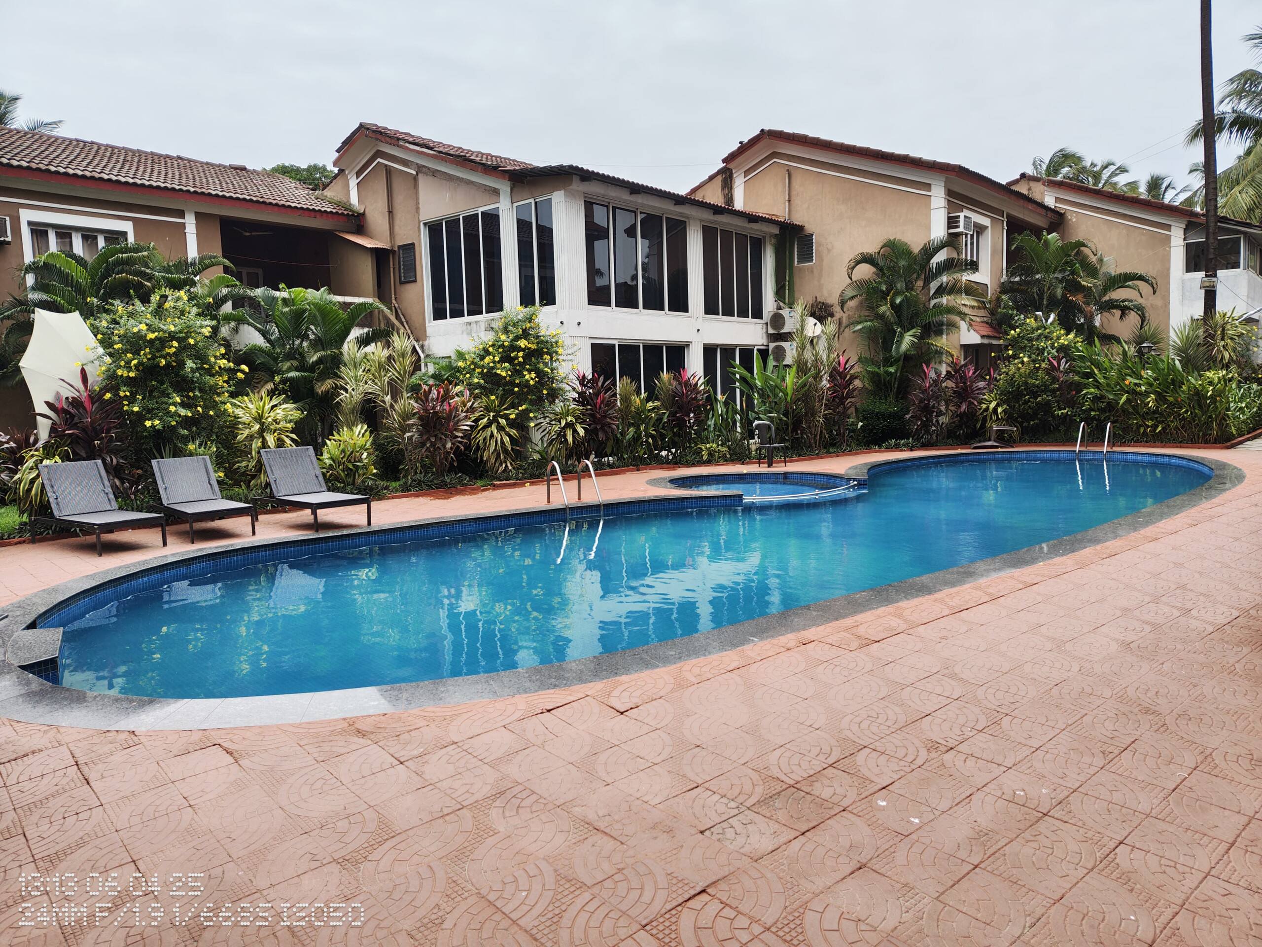RoomzAway 4 Flats | Pool | WiFi | Kitchen 3