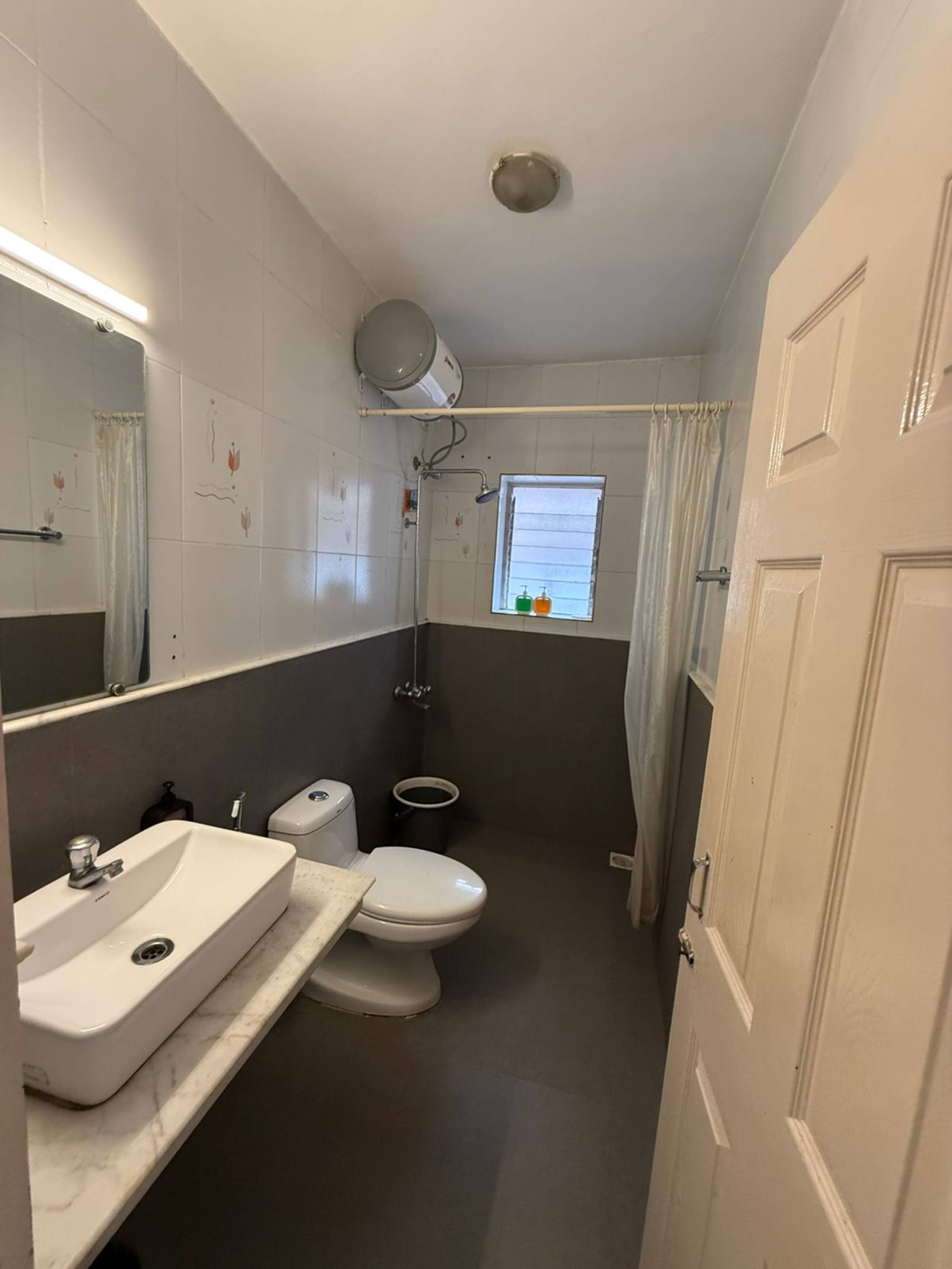 RoomzAway 4 Flats | Pool | WiFi | Kitchen 18