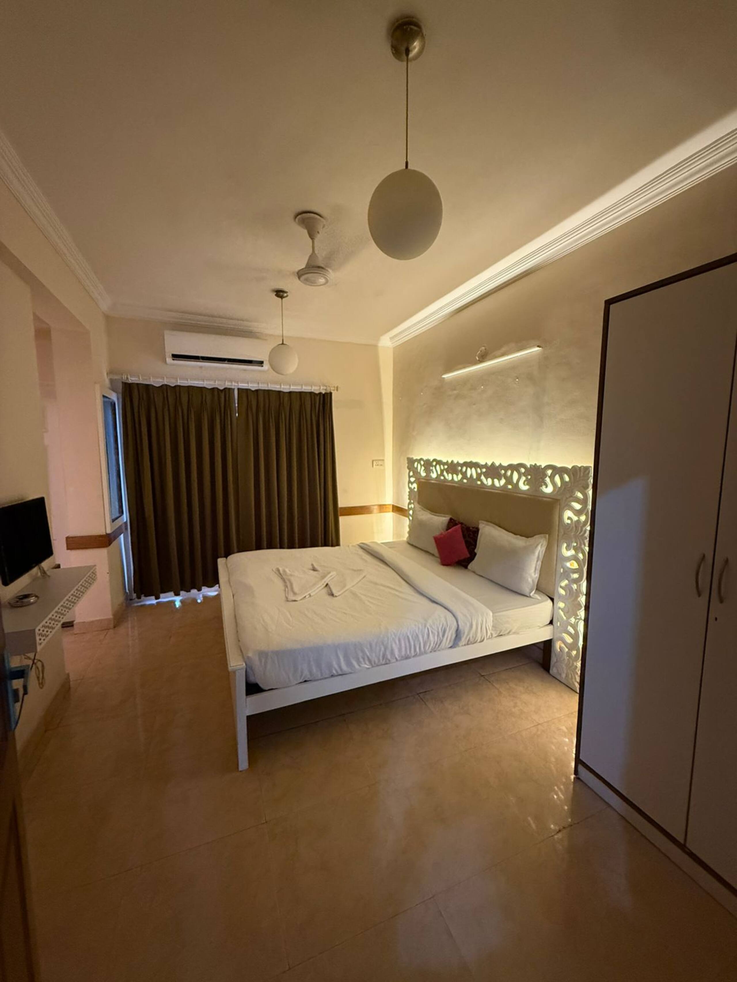 RoomzAway 4 Flats | Pool | WiFi | Kitchen 6