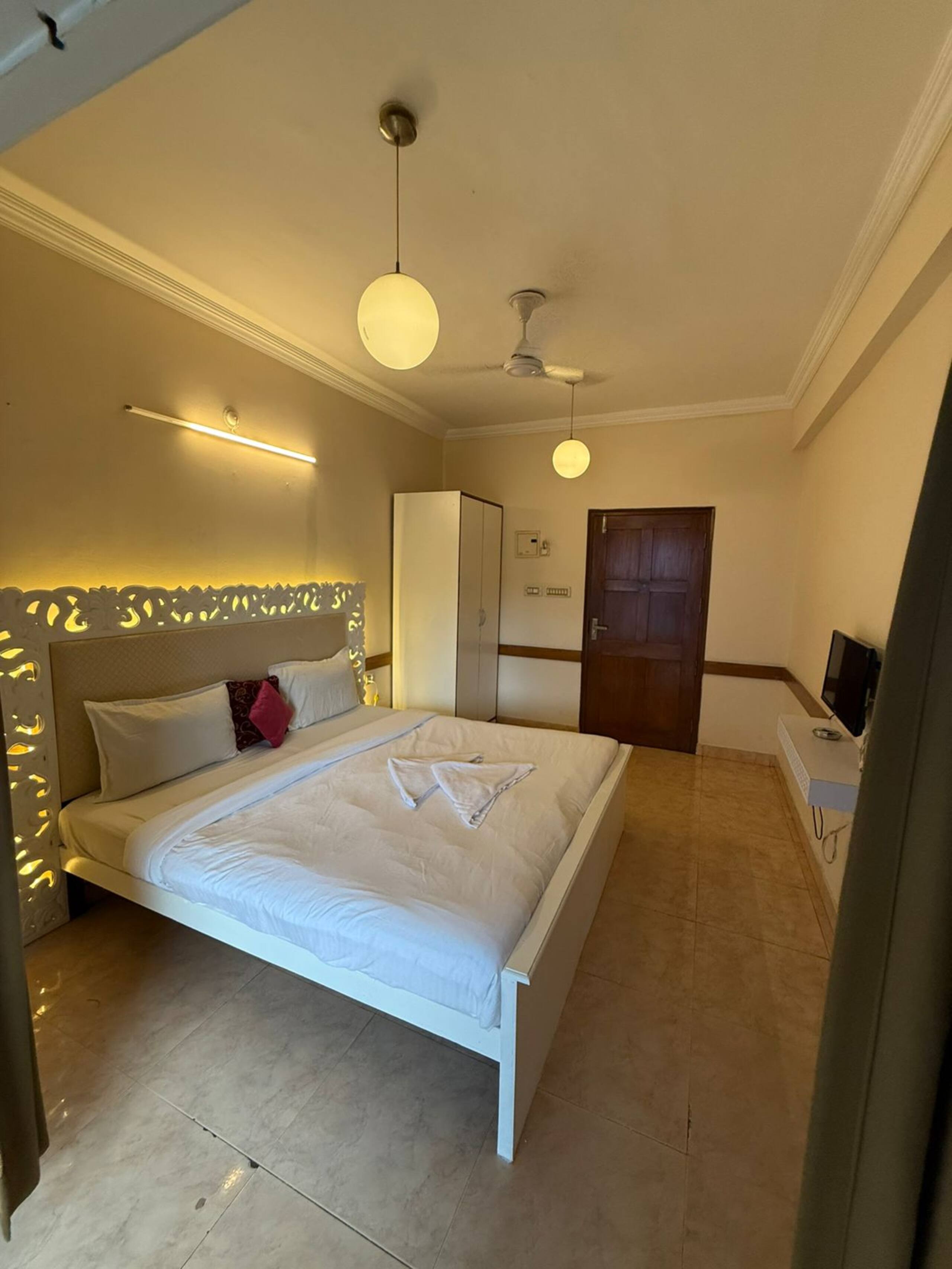 RoomzAway 4 Flats | Pool | WiFi | Kitchen 1
