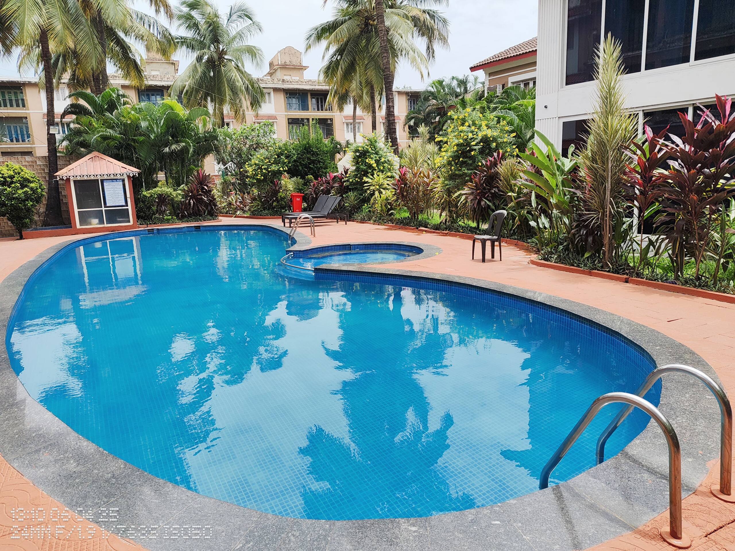 RoomzAway 4 Flats | Pool | WiFi | Kitchen 2