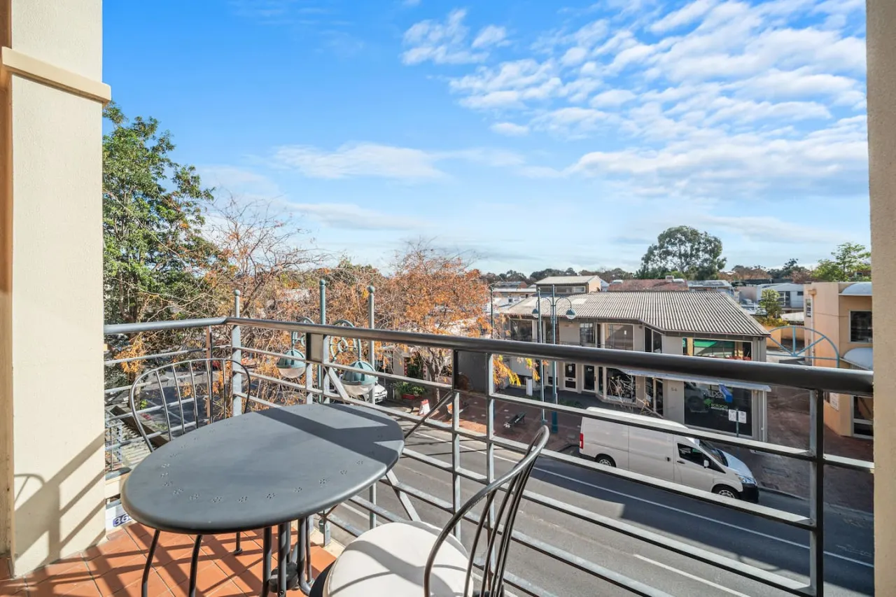 In The Midst on Melbourne - Walk to Cafés & Dining 8