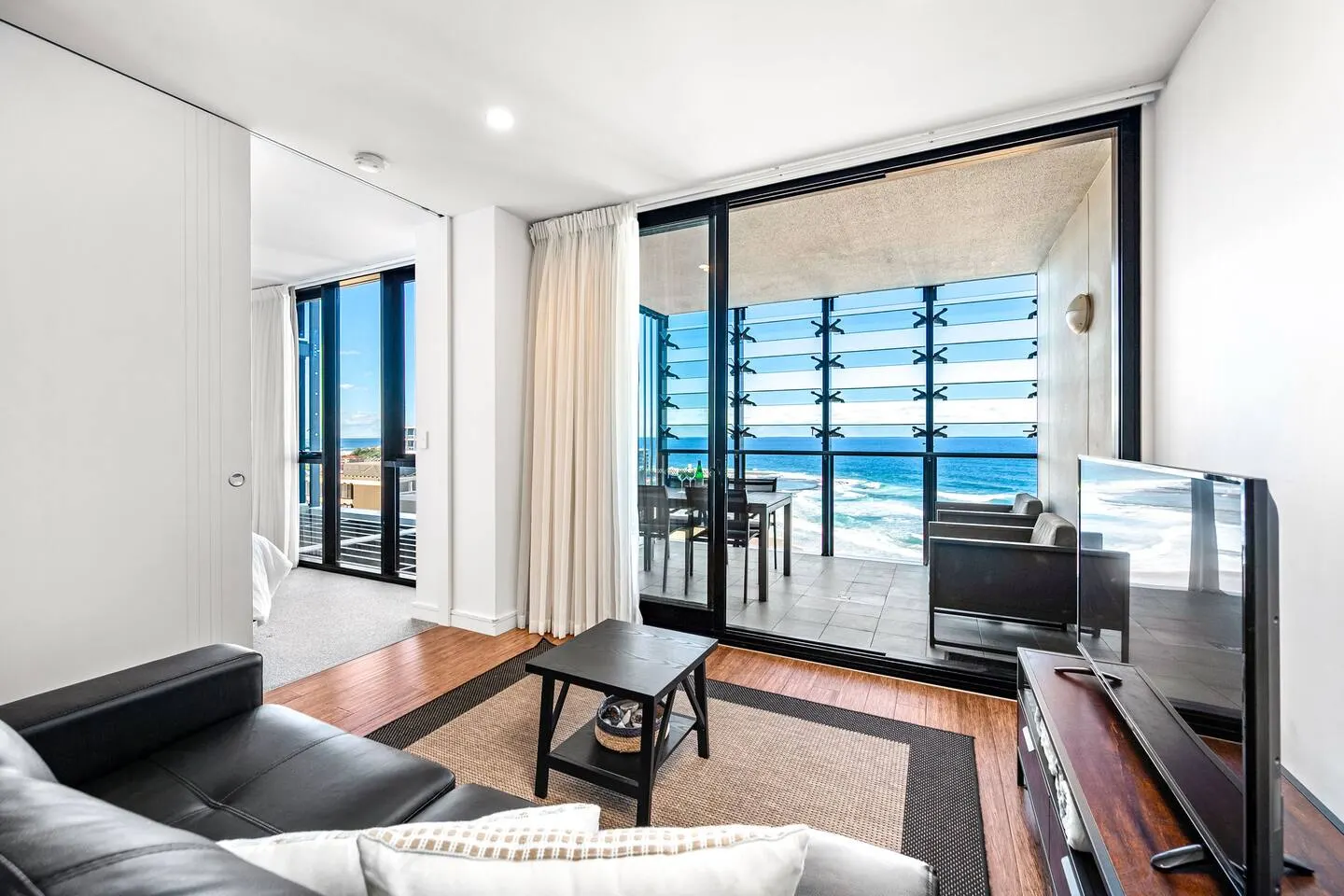 Executive Beach Apartment - Views - Beachfront 12