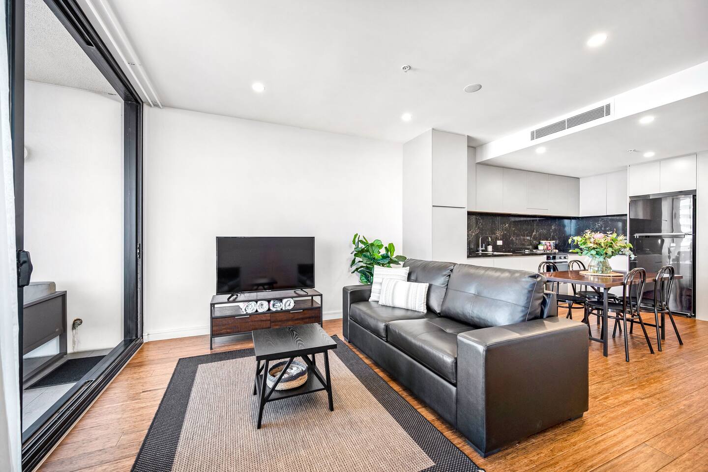 Executive Beach Apartment - Views - Beachfront 6