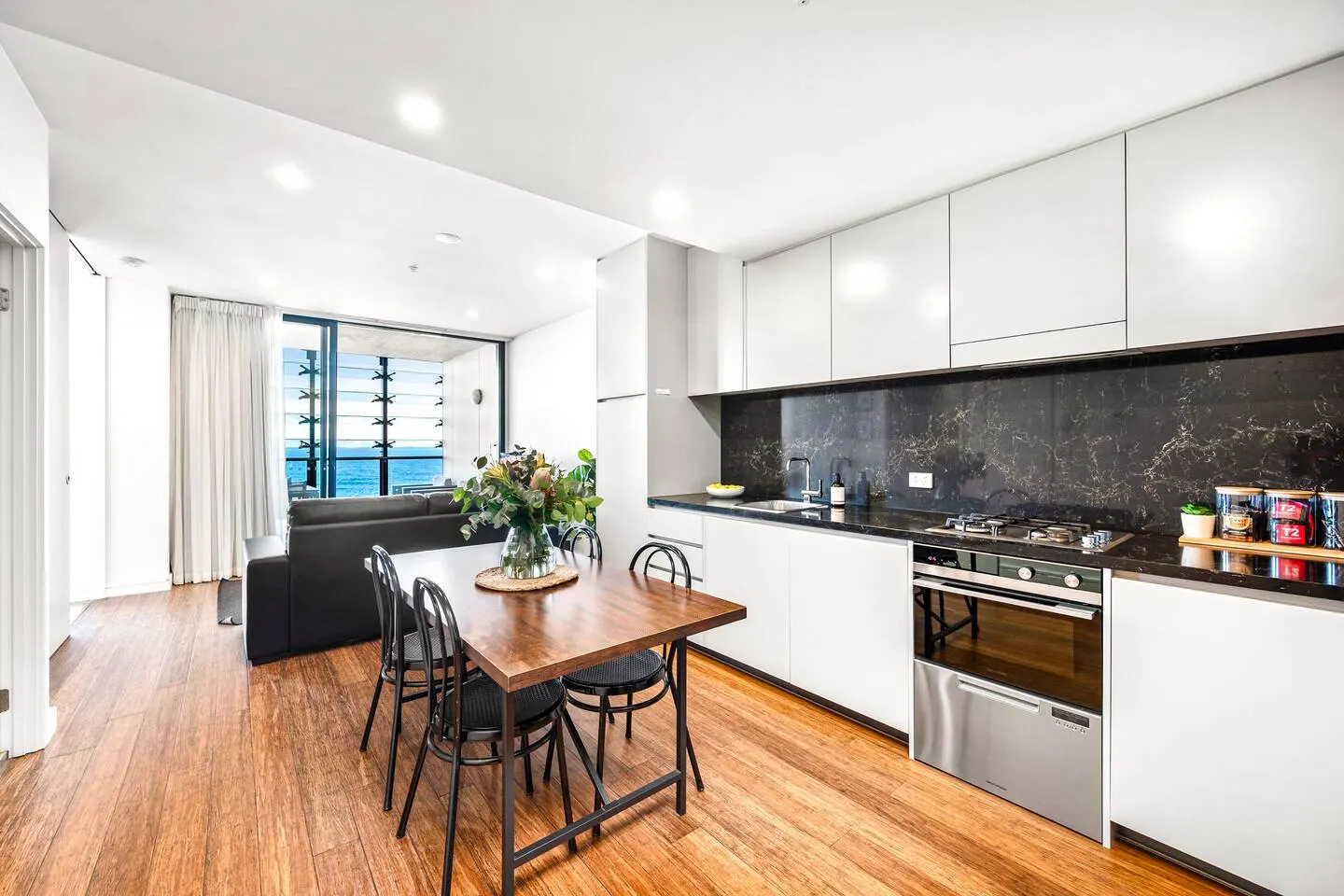 Executive Beach Apartment - Views - Beachfront 7