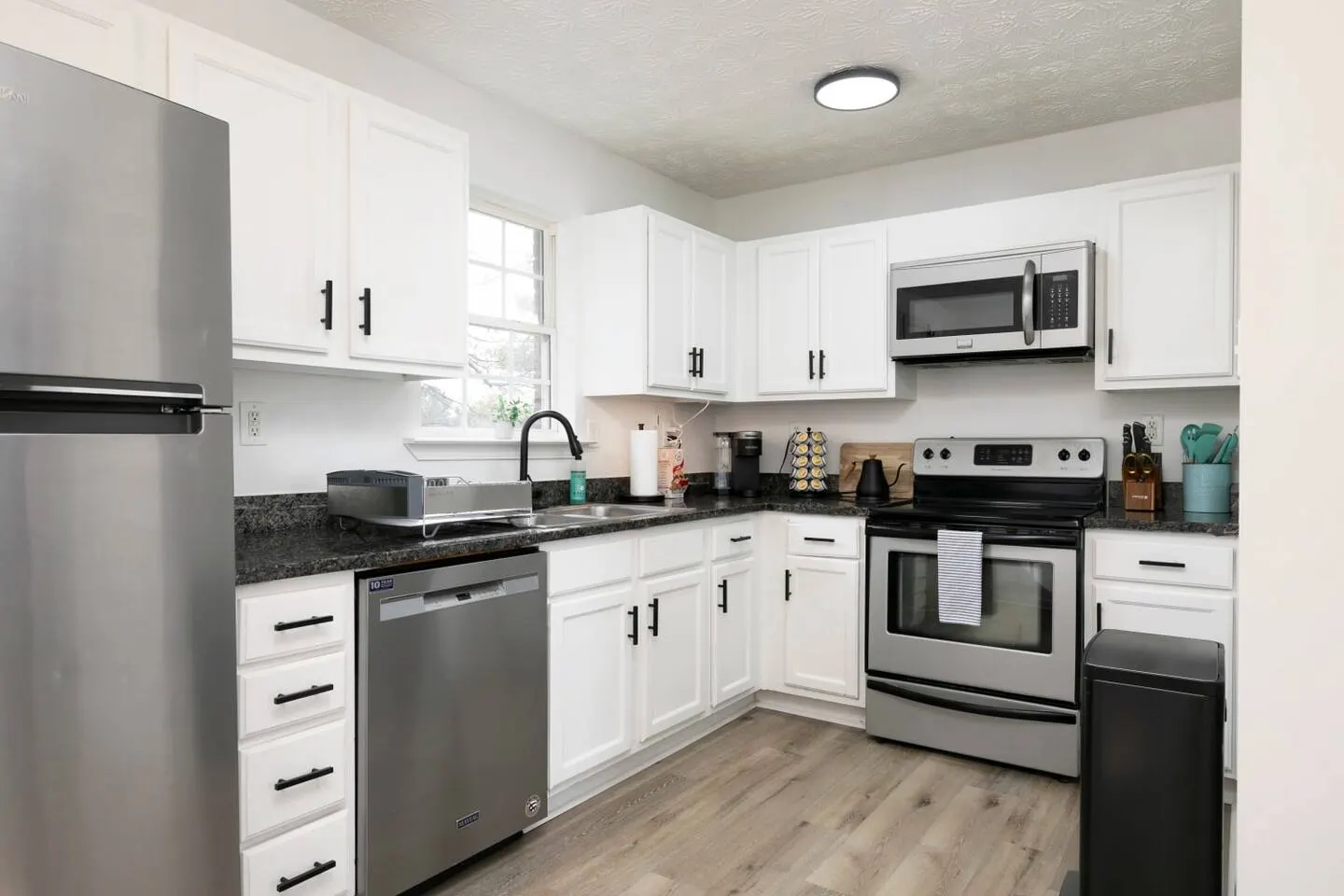 Modern Cozy 2 BR Farmhouse style Townhome with Two 13