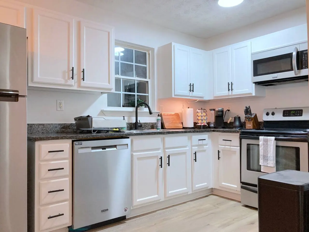 Modern Cozy 2 BR Farmhouse style Townhome with Two 17