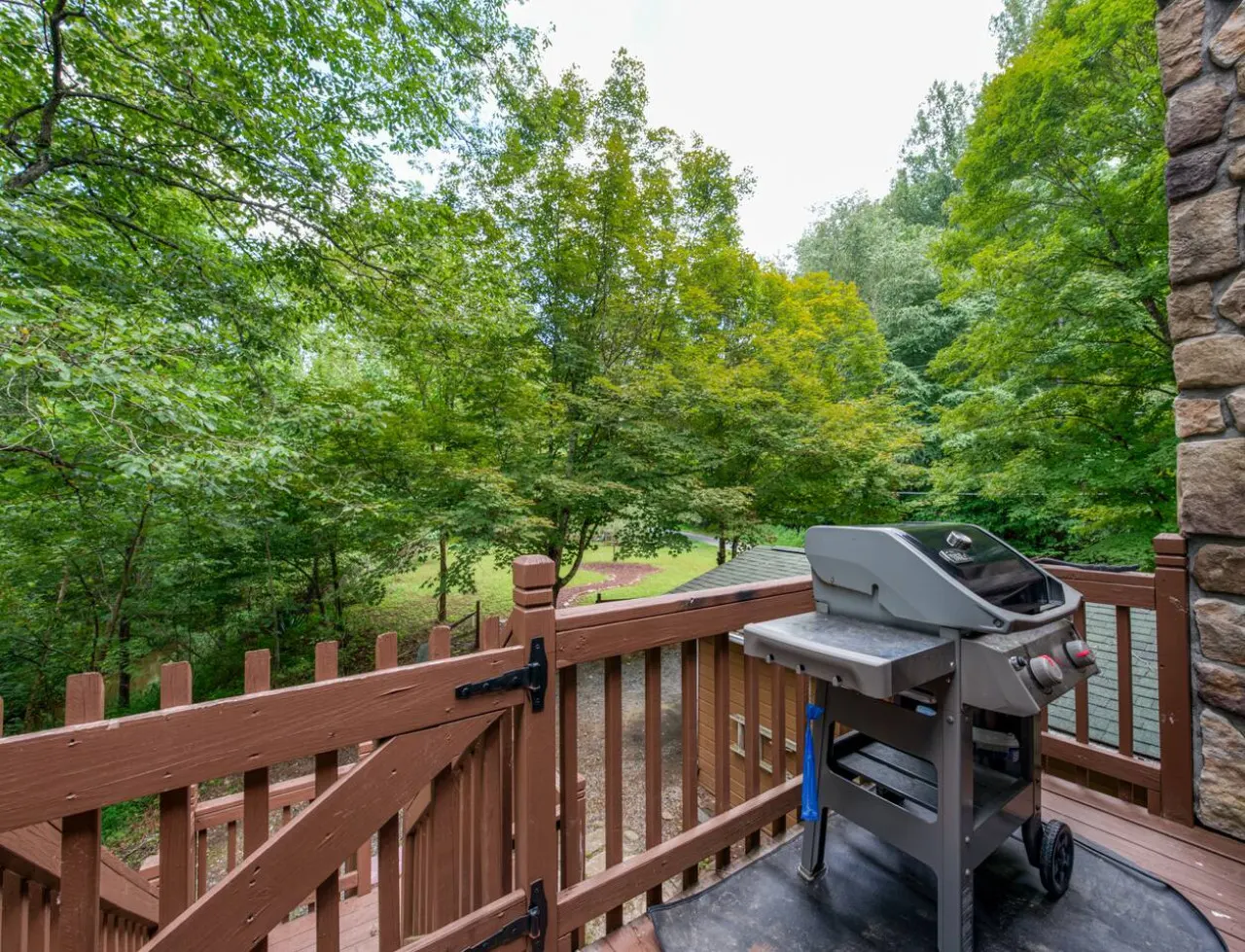 Riverfront Cabin Fenced Yard, Firepit & Grill 8