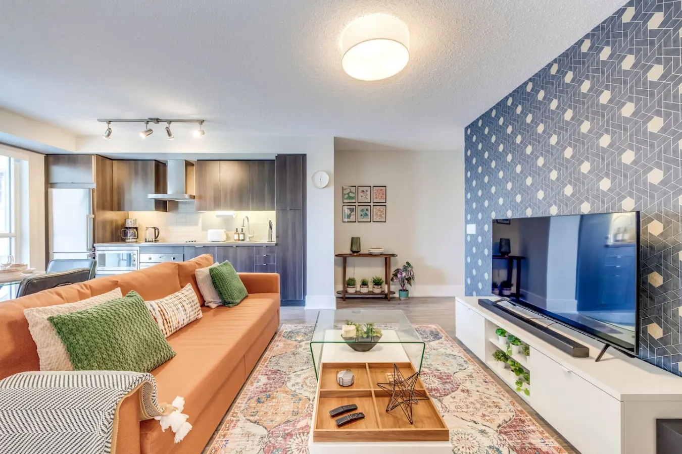 Designer 2BR Corner Suite Balcony Sleeps 5 1