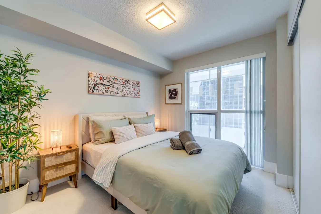 Designer 2BR Corner Suite Balcony Sleeps 5 5