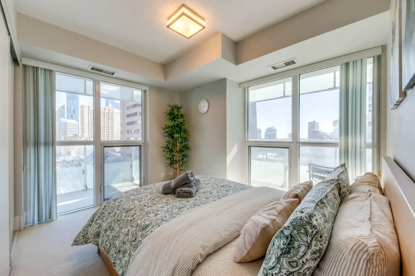 Designer 2BR Corner Suite Balcony Sleeps 5 6