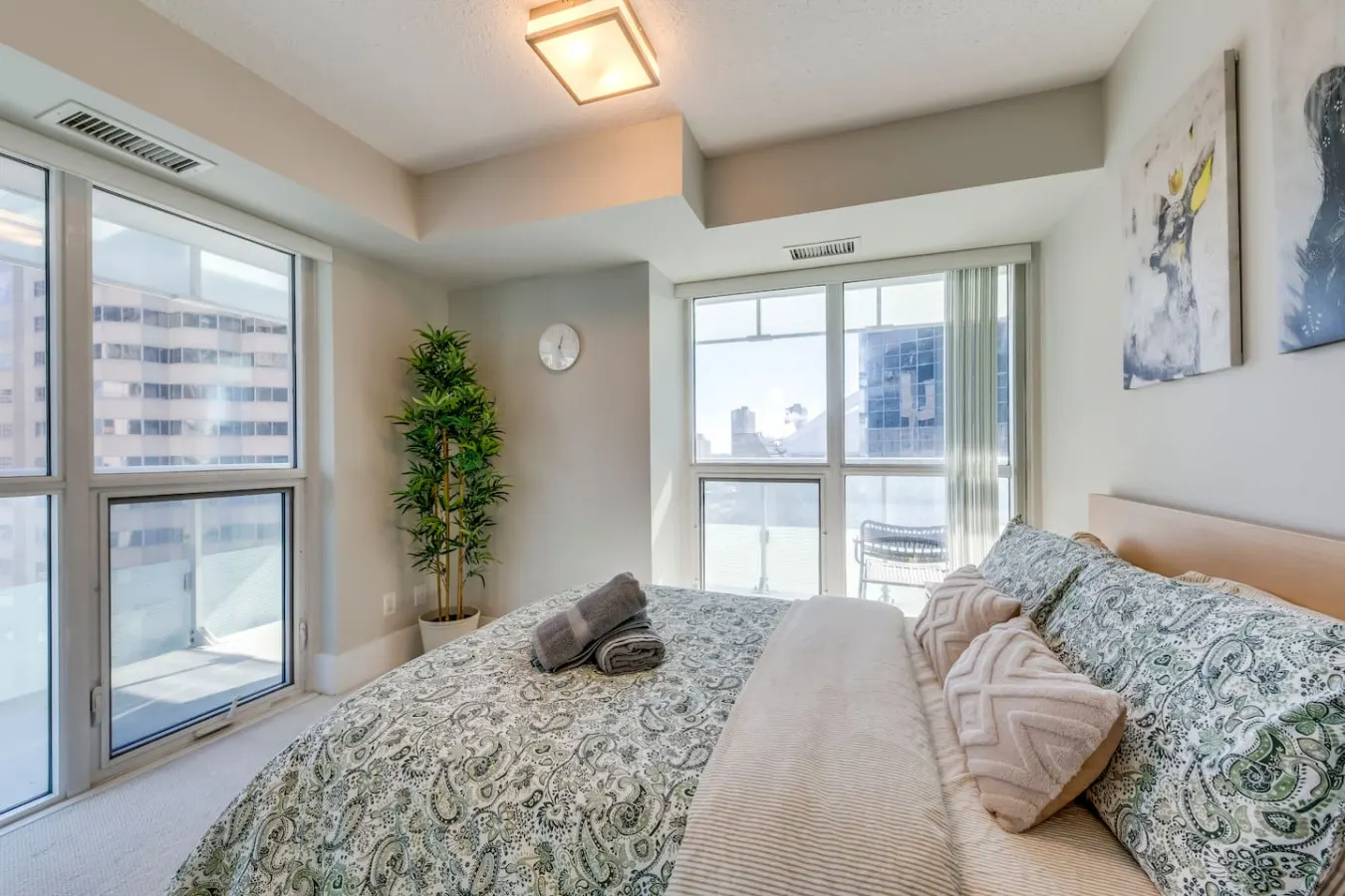 Designer 2BR Corner Suite Balcony Sleeps 5 7