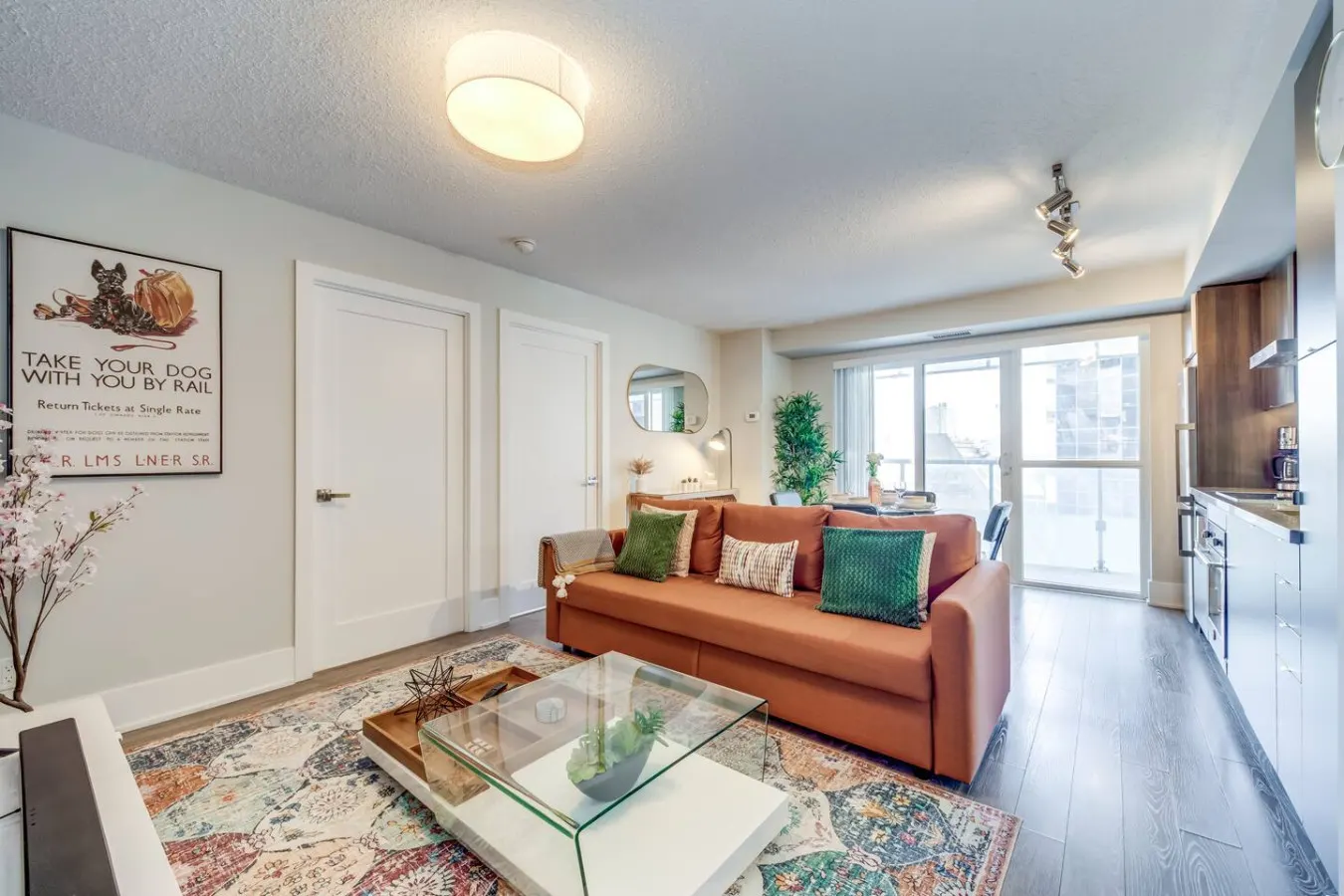 Designer 2BR Corner Suite Balcony Sleeps 5 8