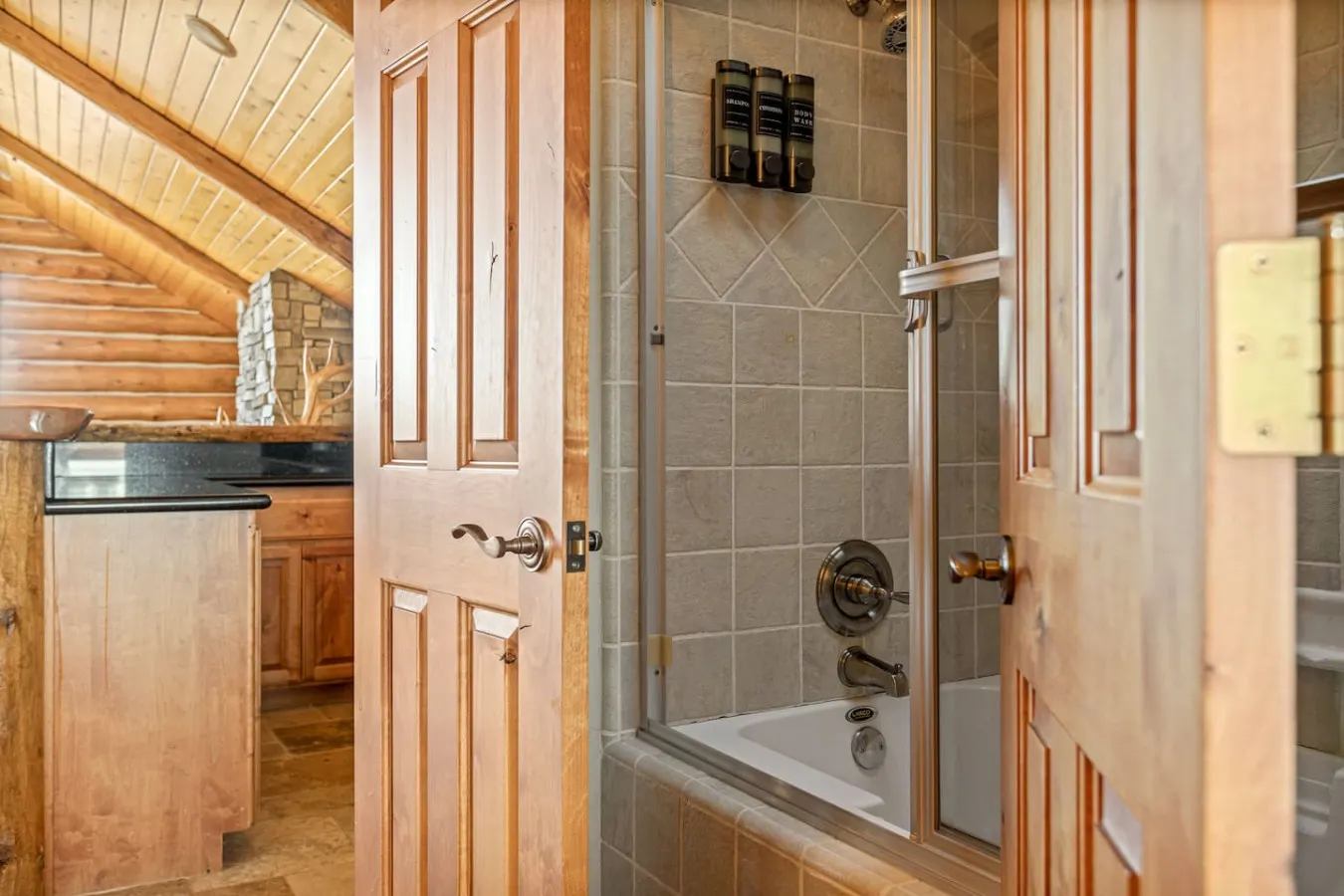 Hawk Ridge Chalet, Hot Tub, Views and Firepit 20