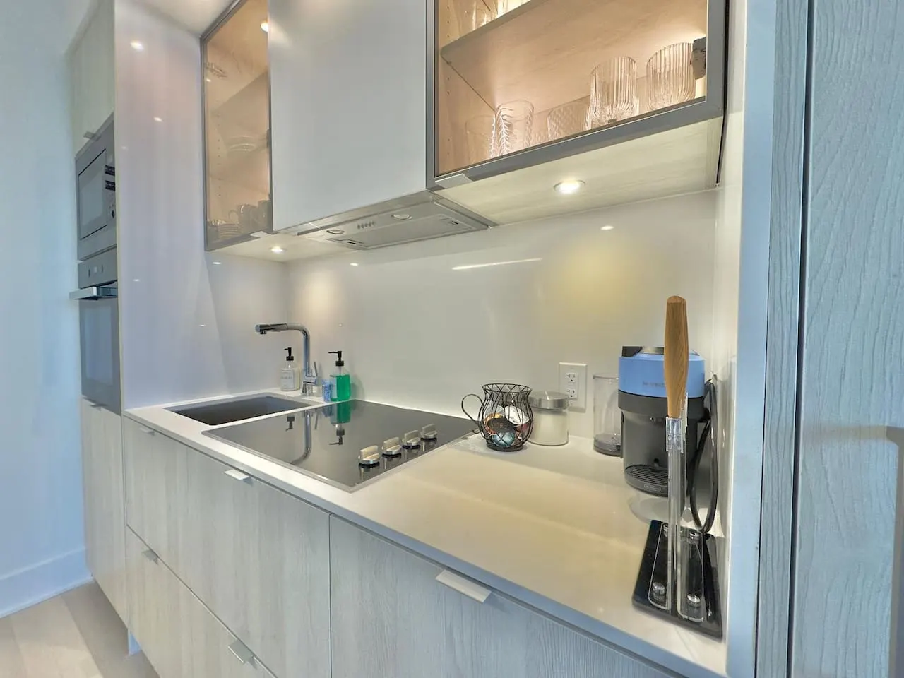 The Refined Stay Yorkville King Bed 10