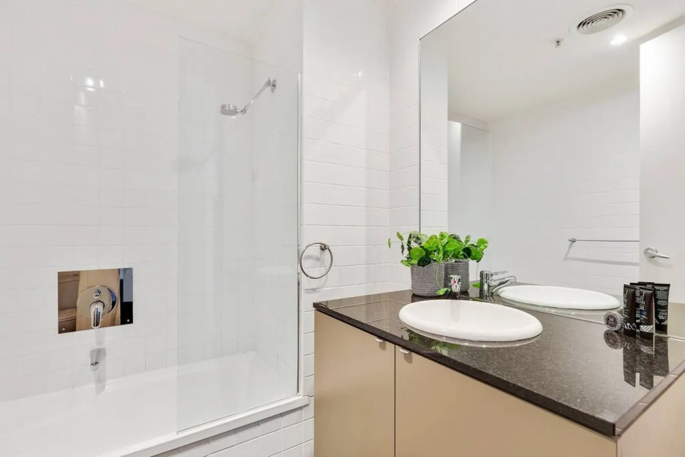 Iris: 2 Bed, 1 Bath Apartment in CBD 18