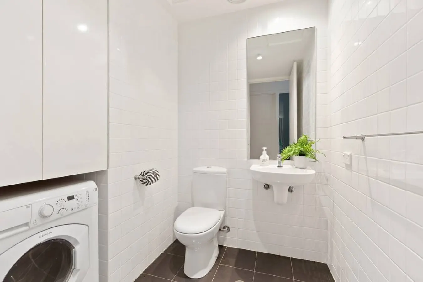 Iris: 2 Bed, 1 Bath Apartment in CBD 19