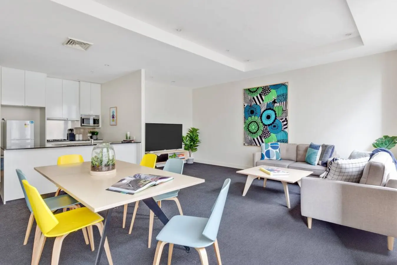 Iris: 2 Bed, 1 Bath Apartment in CBD — photo 3