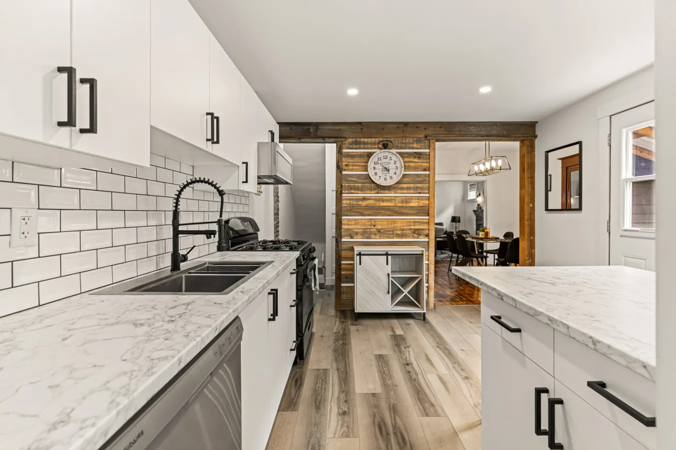 The Big City Stay Sleeps 11 Walkable Location 12