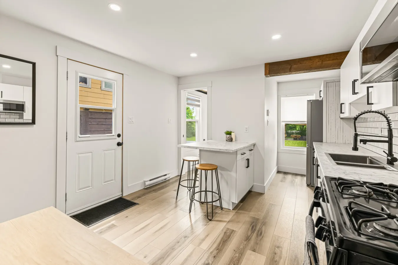 The Big City Stay Sleeps 11 Walkable Location 13