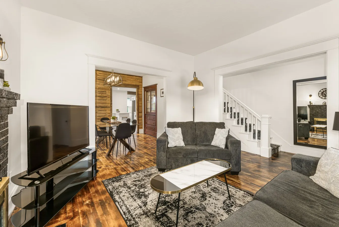 The Big City Stay Sleeps 11 Walkable Location 7