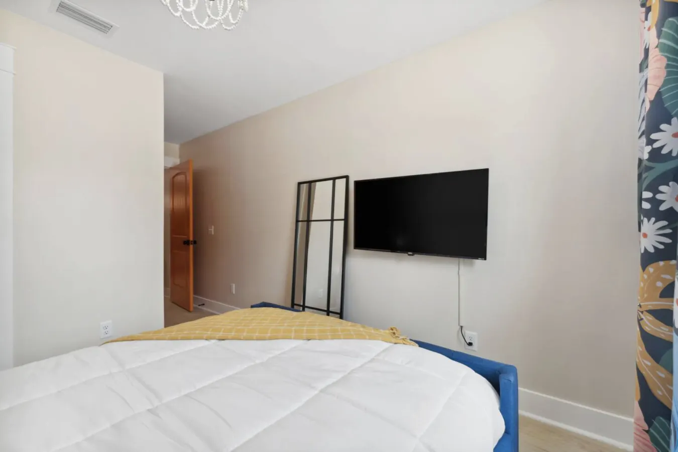 1Min walk to Beach 9Bedrm, GameRm, Htd pool, sleeps20, Pet+ 20