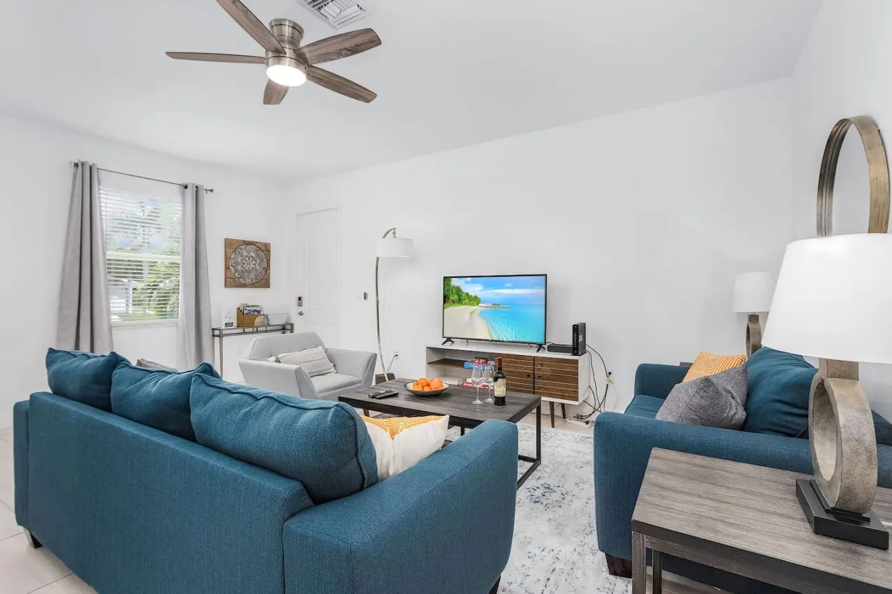 Sun-Kissed Getaway: Modern 2BR Condo Near Naples' Pristine Shores — photo 2