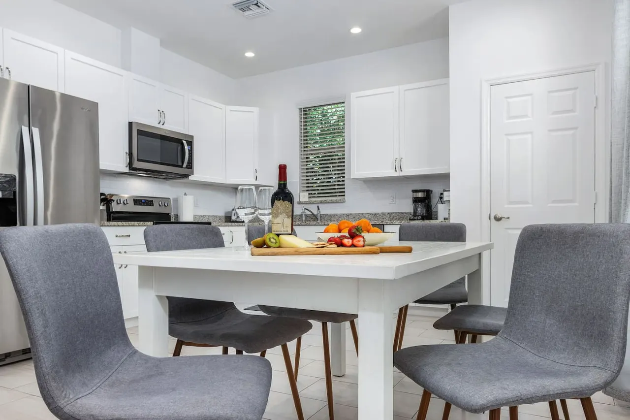 Sun-Kissed Getaway: Modern 2BR Condo Near Naples' Pristine Shores — photo 4