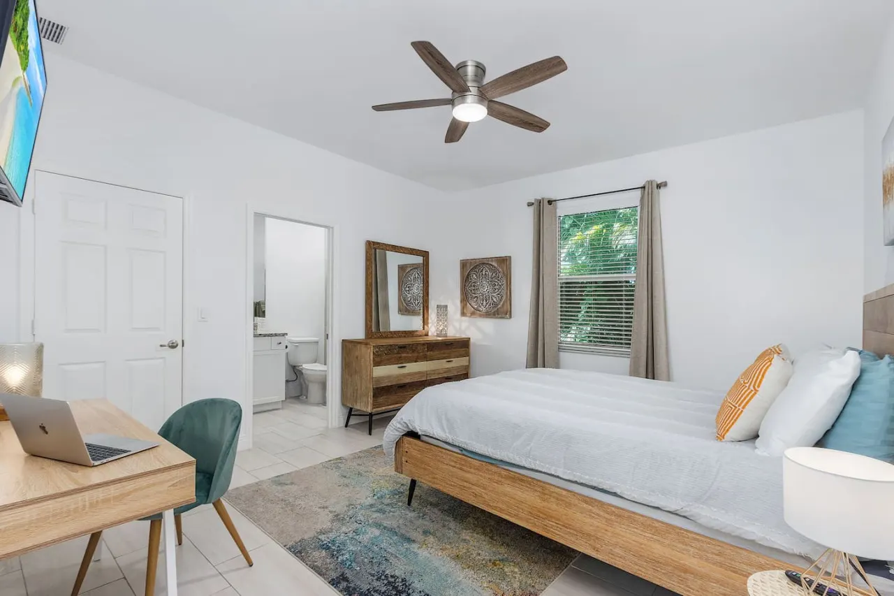 Sun-Kissed Getaway: Modern 2BR Condo Near Naples' Pristine Shores — photo 5