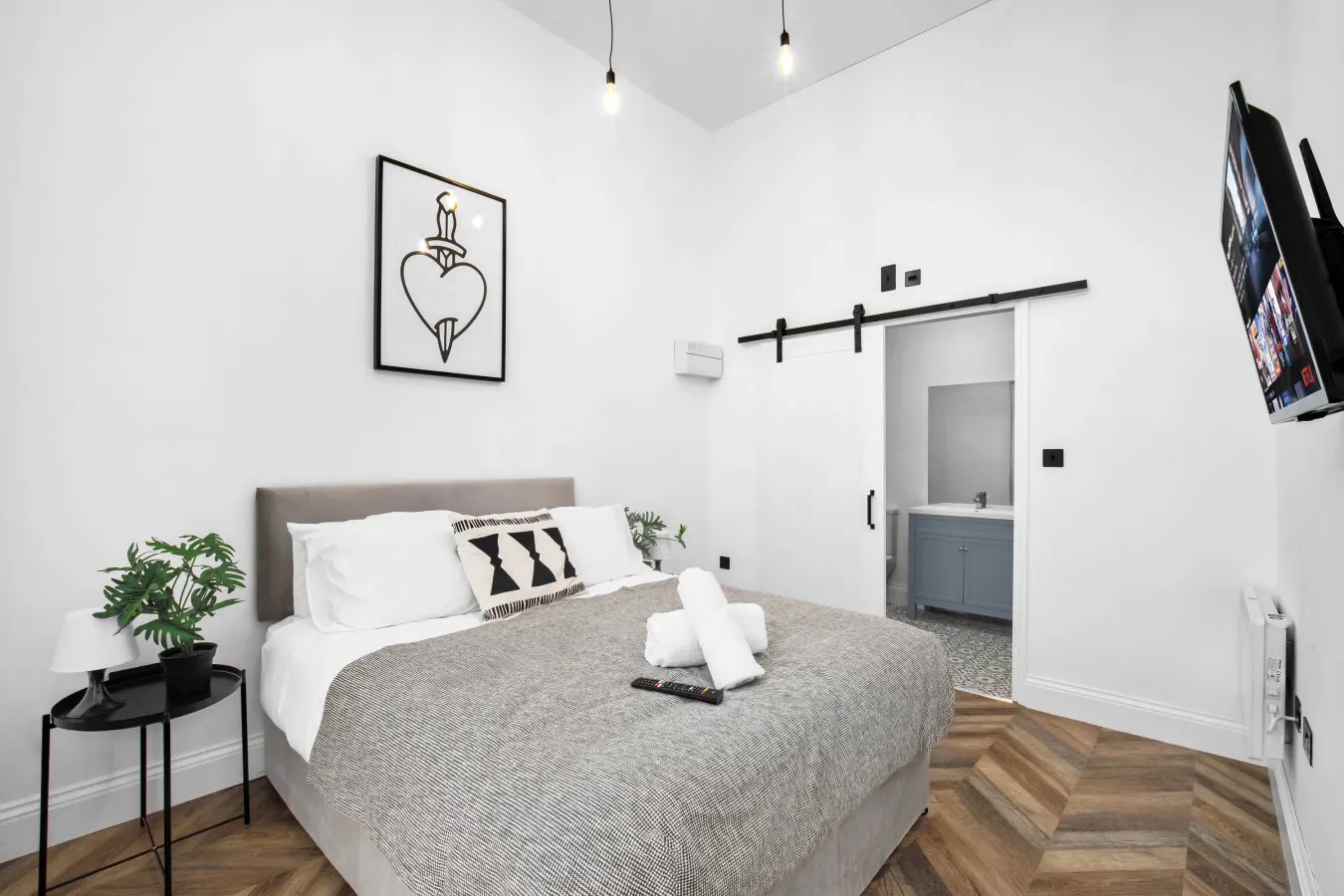 Modern 2 Bedroom Apartment - Free Netflix - Bedroom Tv - Wolverhampton Centre 10