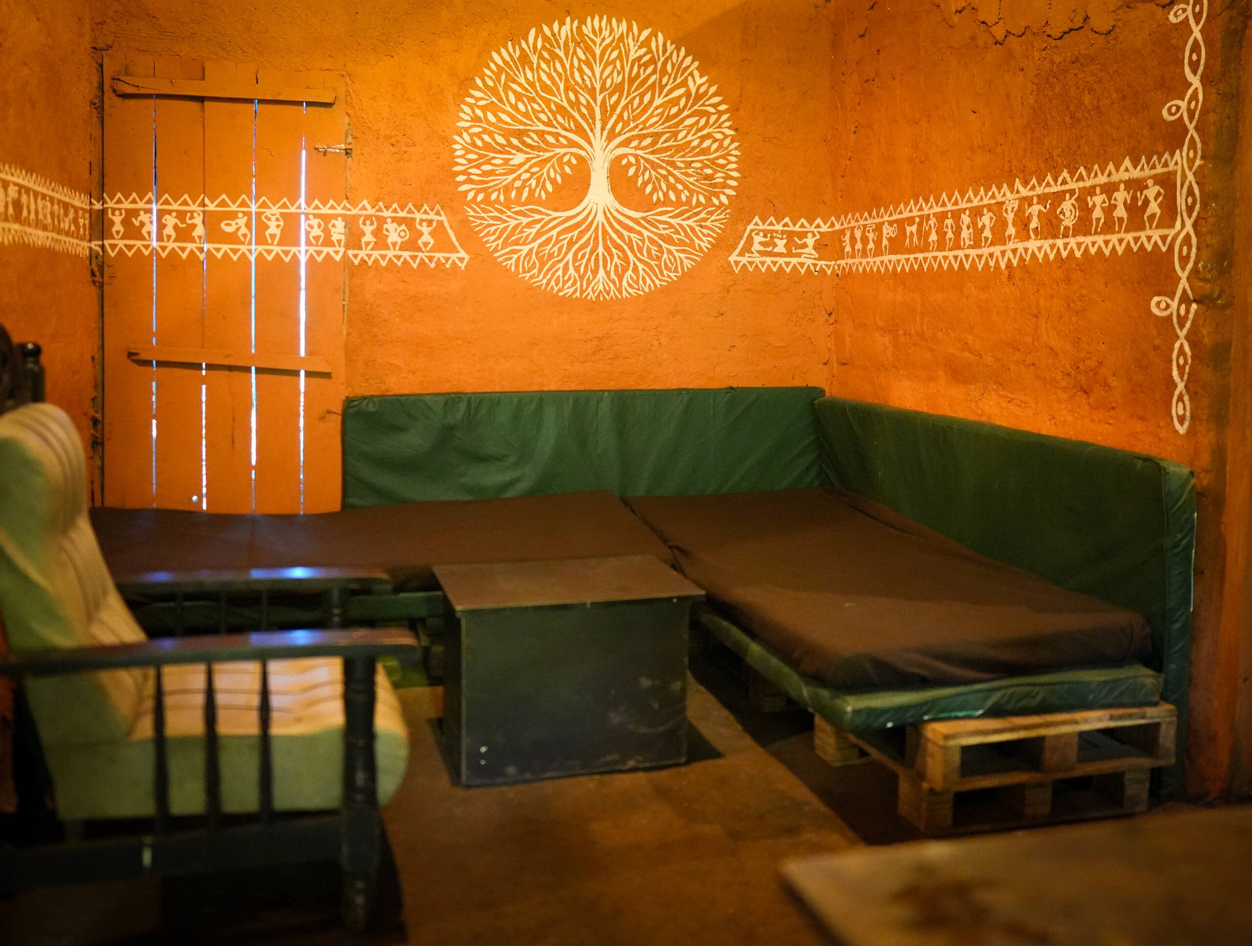 Roots&routes - a cozy mud house with mountain view 9