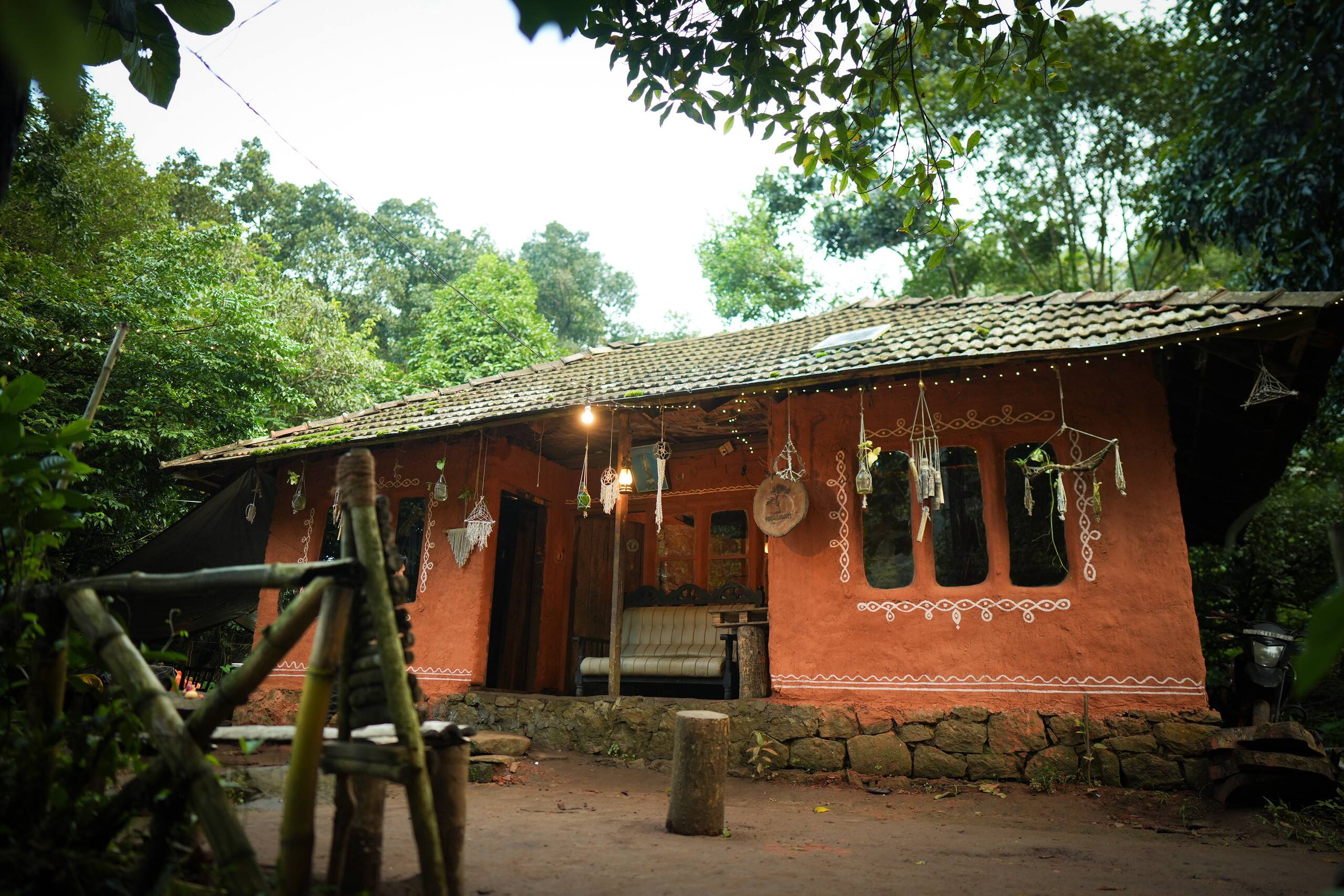 Roots&routes - a cozy mud house with mountain view
