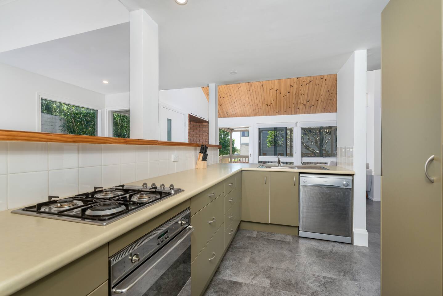 Stevenson Beach Cottage - Walk to Beach & CBD — photo 4
