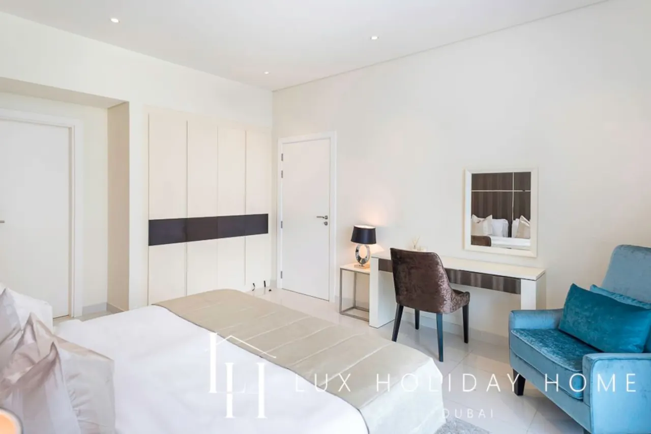 LUX The Bays Edge Canal View Suite 15